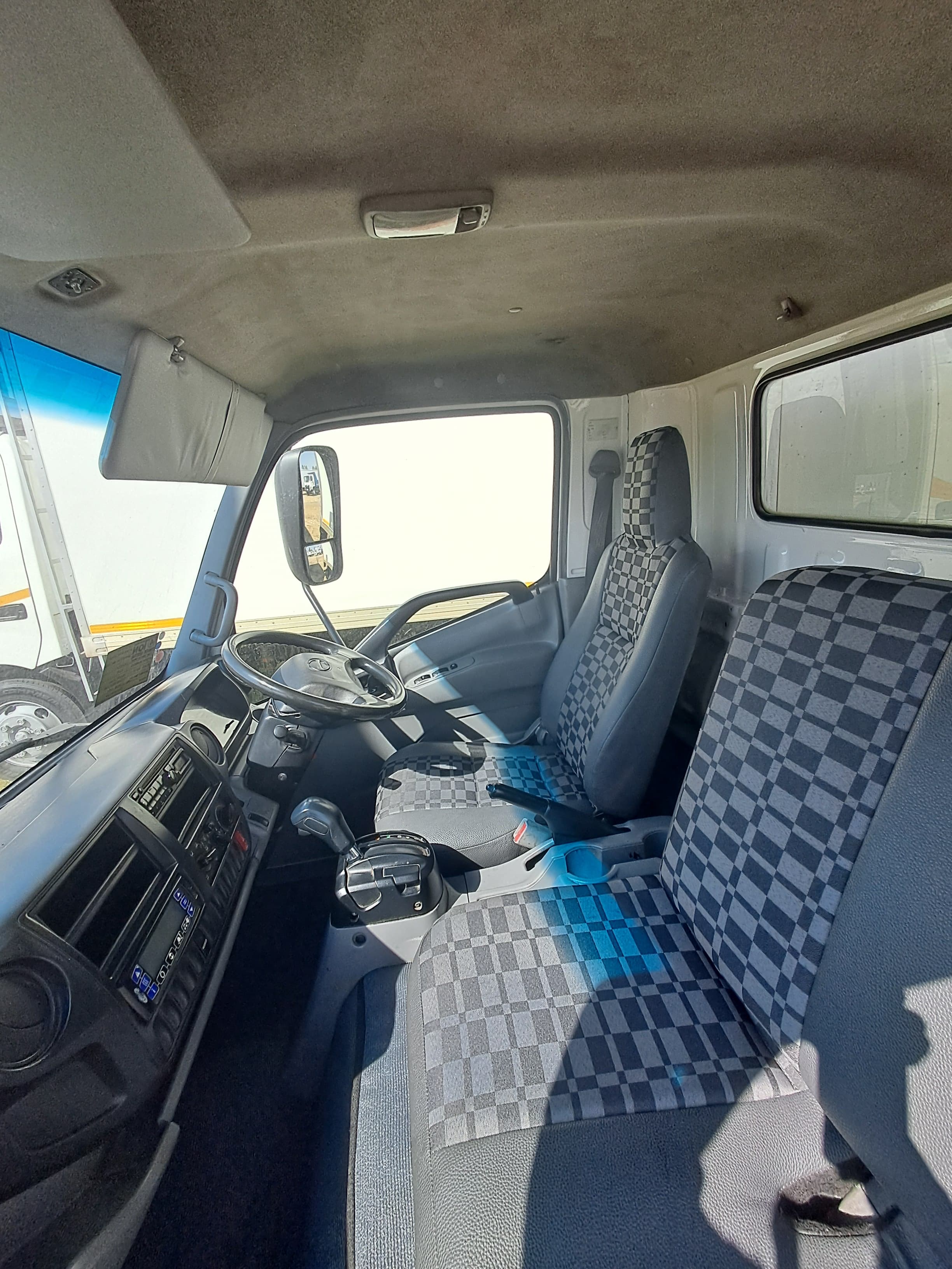 Hino 300-815 AMT Refrigerated — photo 3
