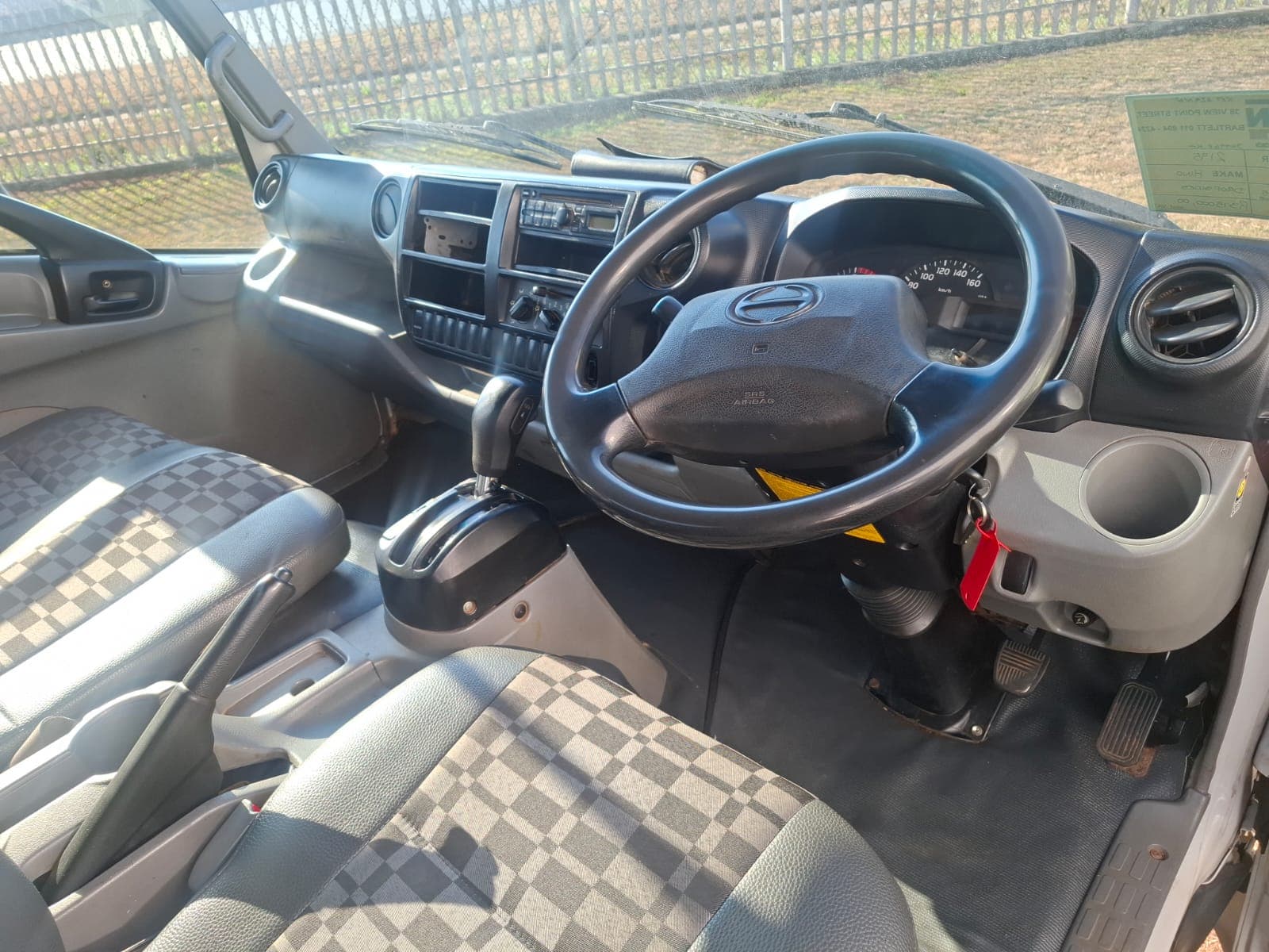 Hino 300-815 LWB Dropside — photo 2