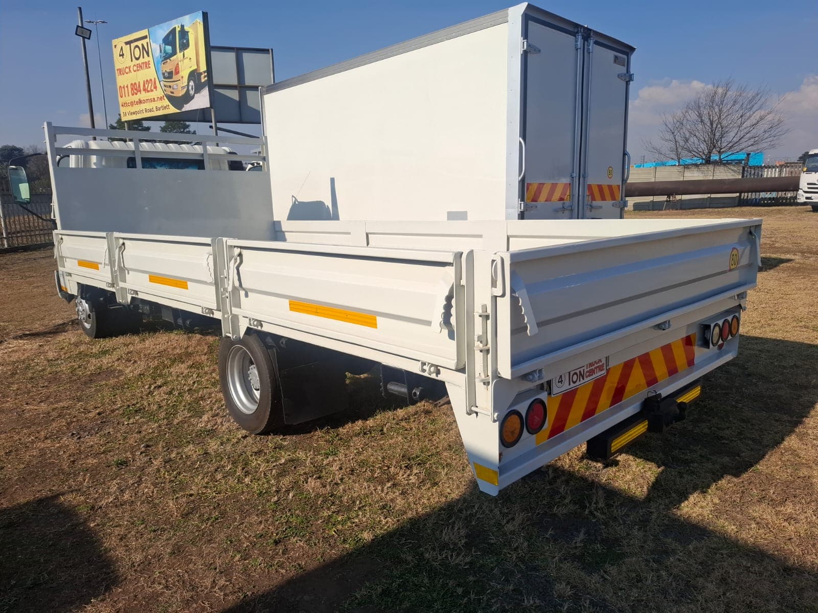 Hino 300-815 LWB Dropside — photo 3