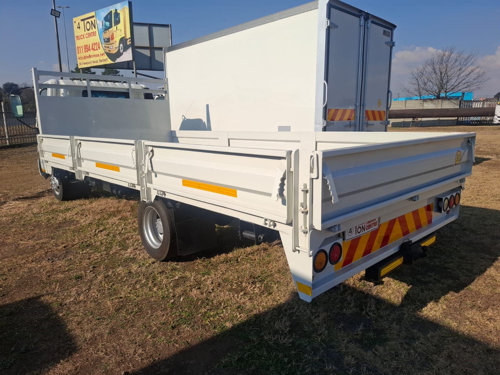 Hino 300-815 LWB Dropside — photo 4