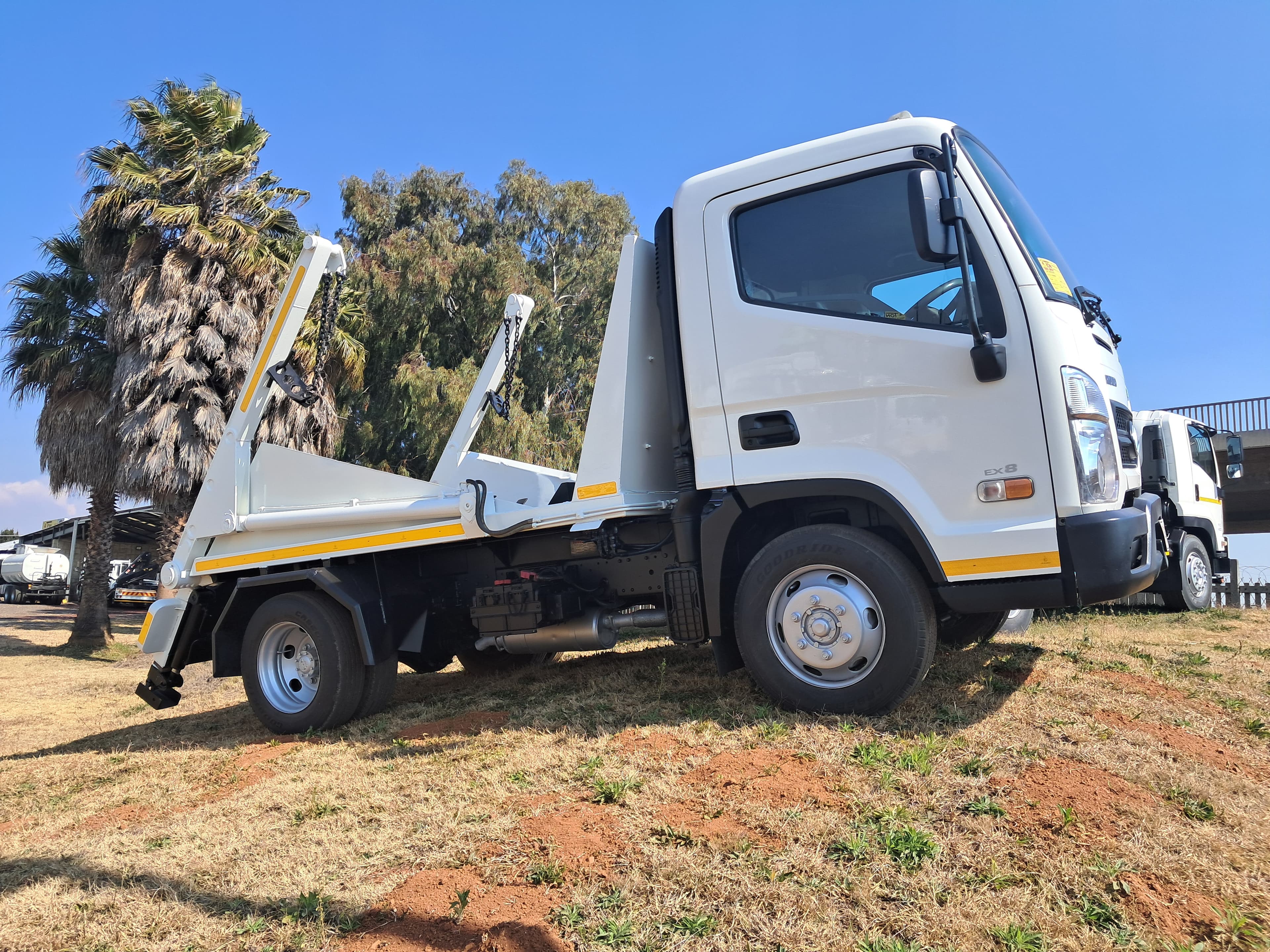Hyundai EX 8 Mighty SWB Skip Loader