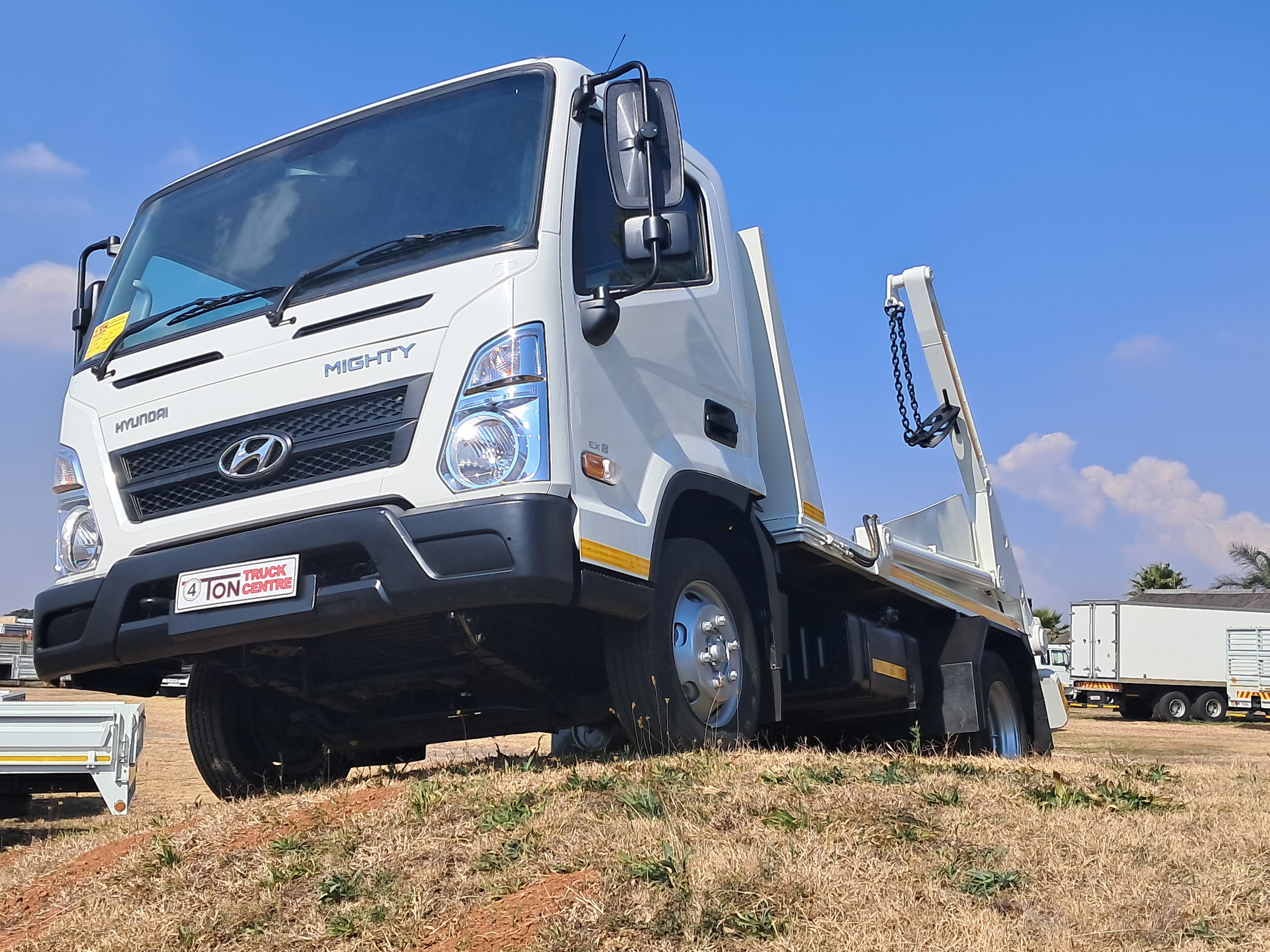 Hyundai EX 8 Mighty SWB Skip Loader — photo 3