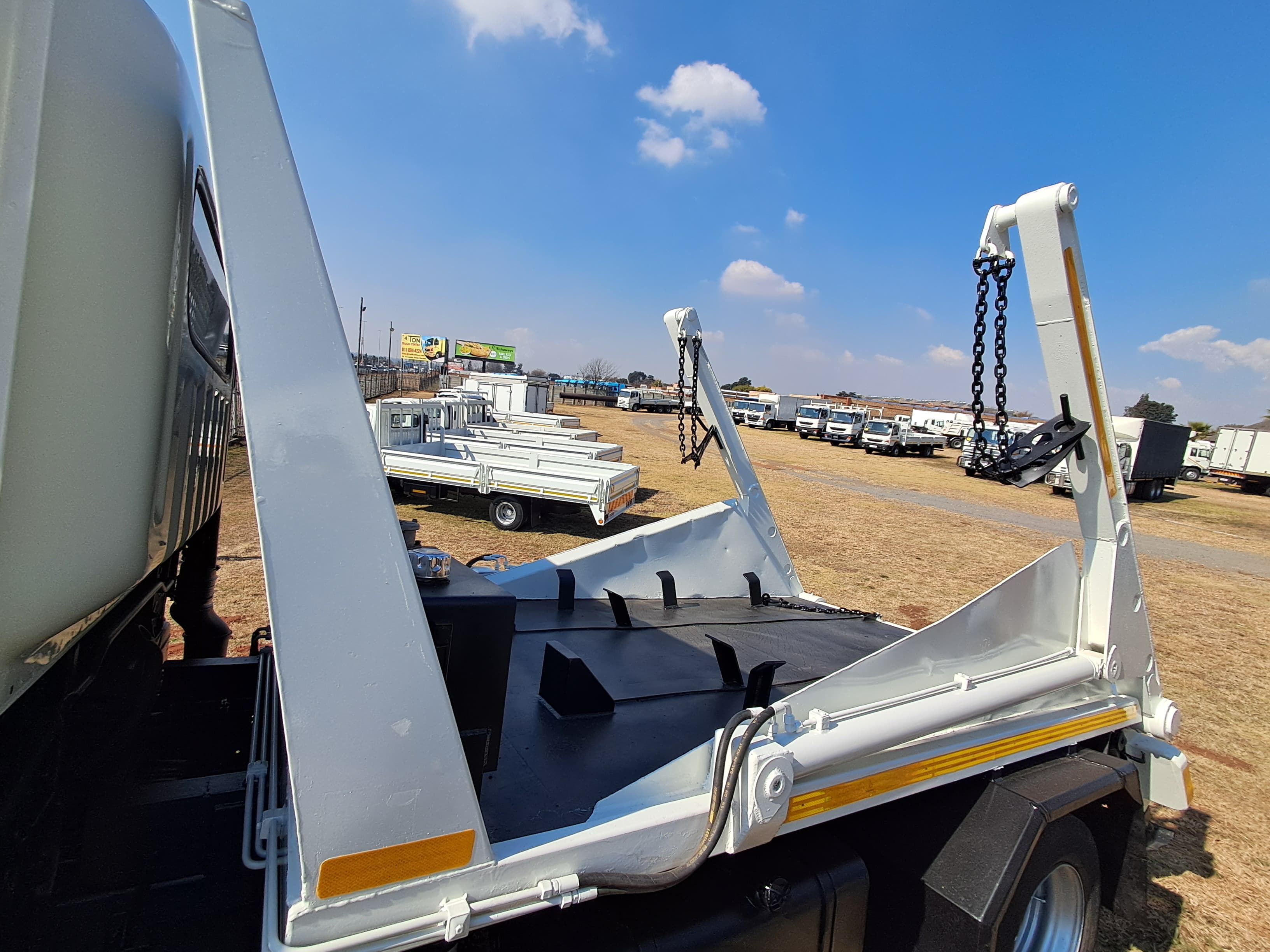 Hyundai EX 8 Mighty SWB Skip Loader — photo 5