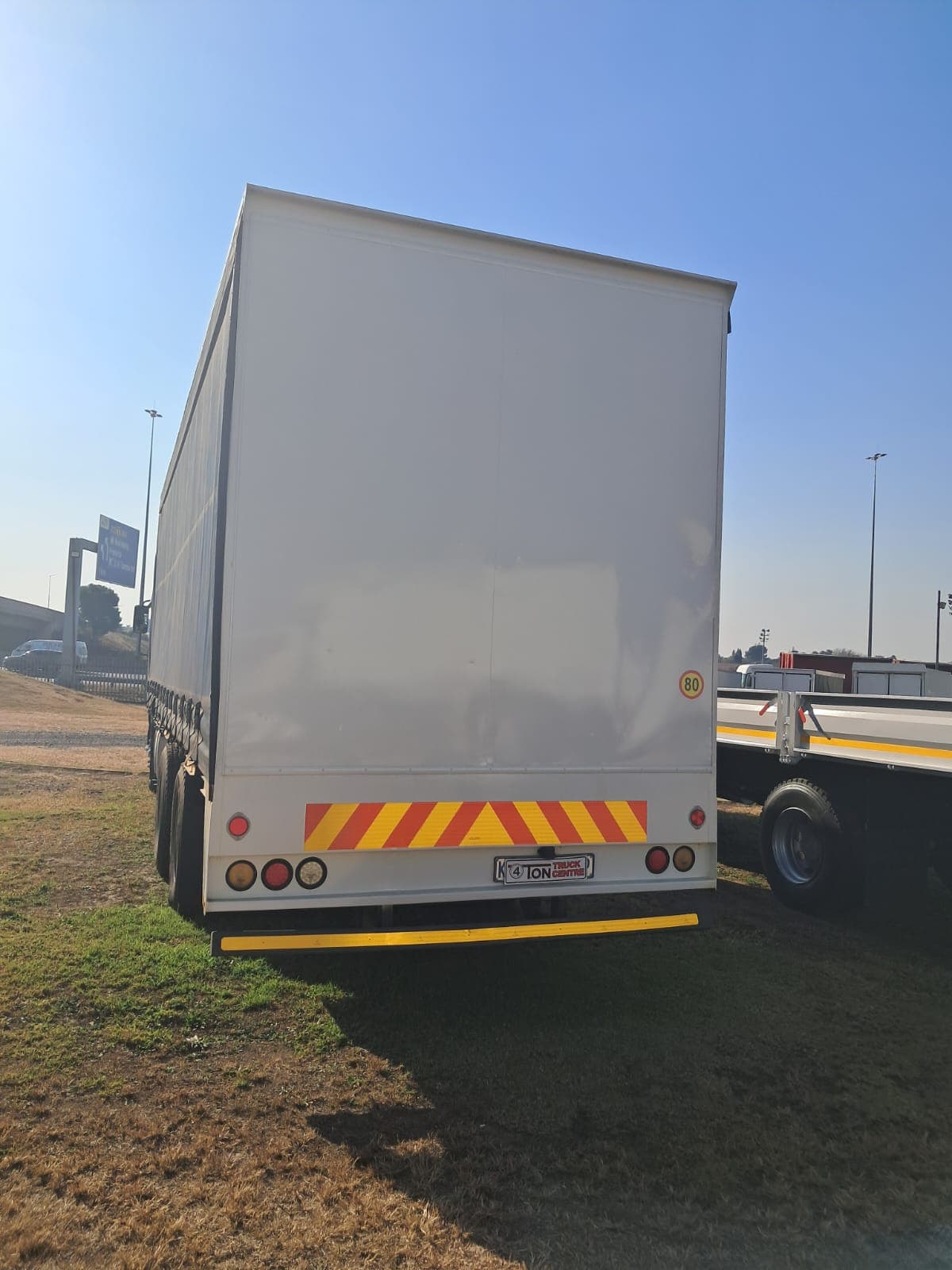 Isuzu FVZ 1400 Curtain Side — photo 2