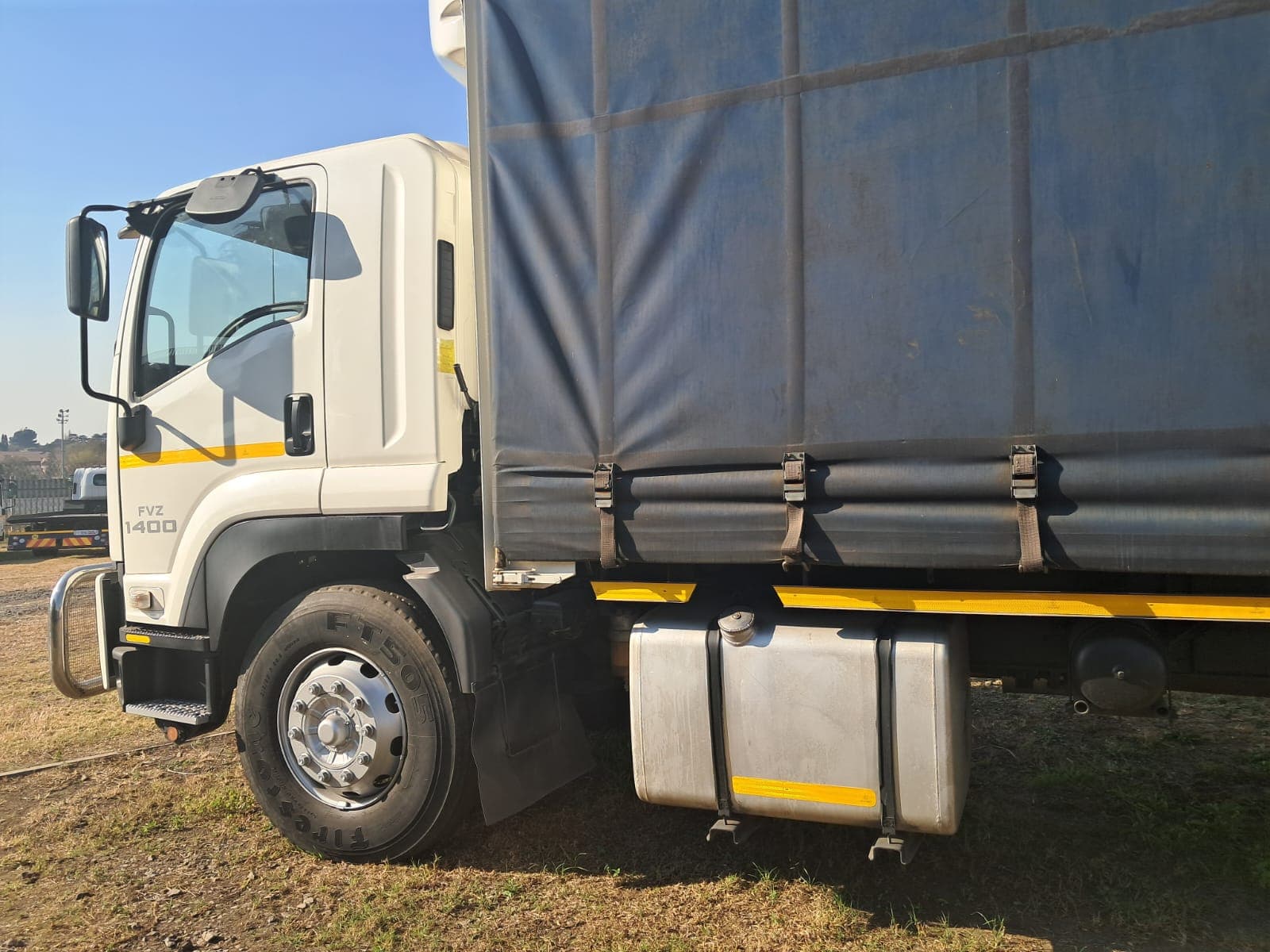 Isuzu FVZ 1400 Curtain Side — photo 3