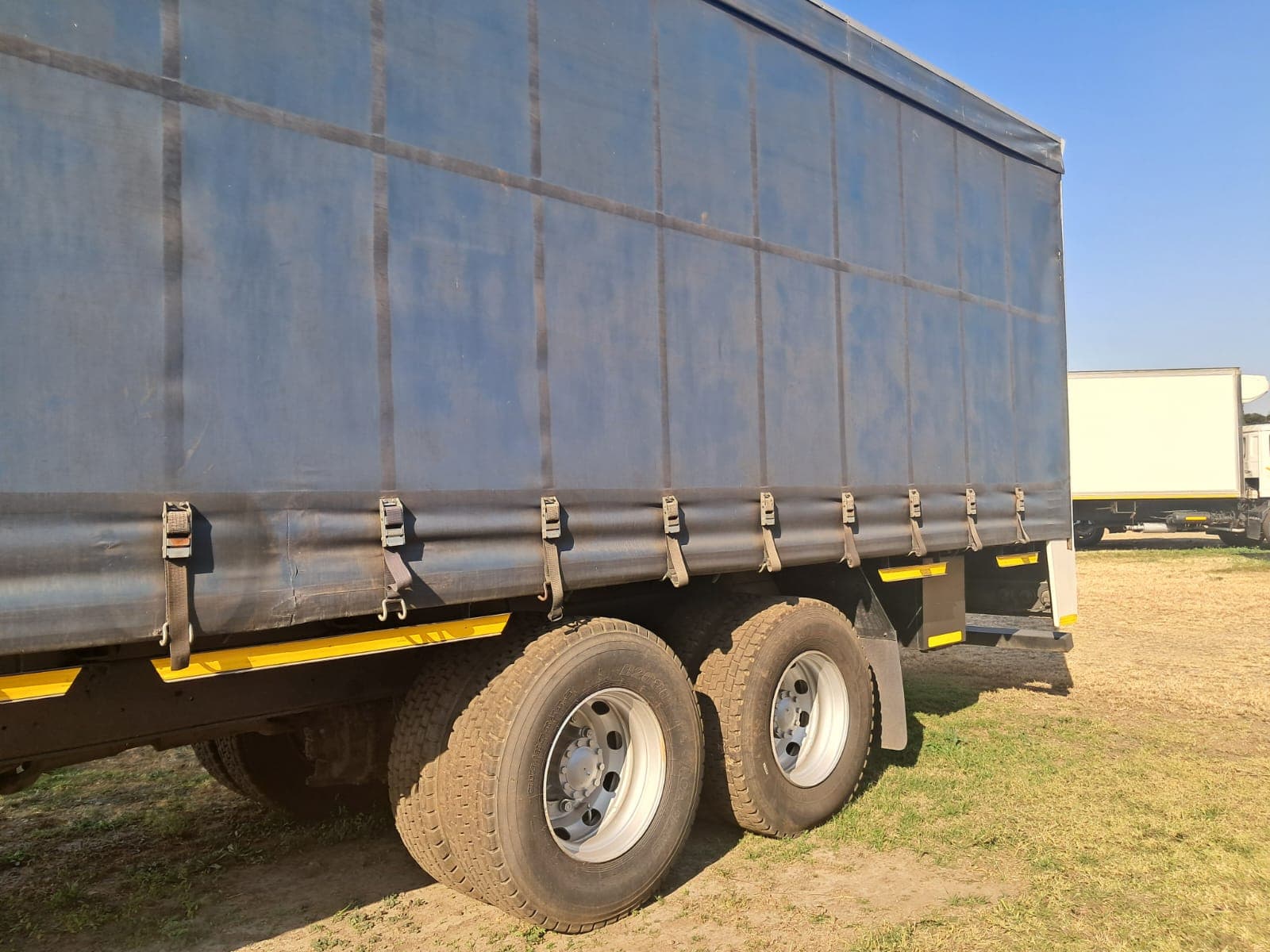 Isuzu FVZ 1400 Curtain Side — photo 5