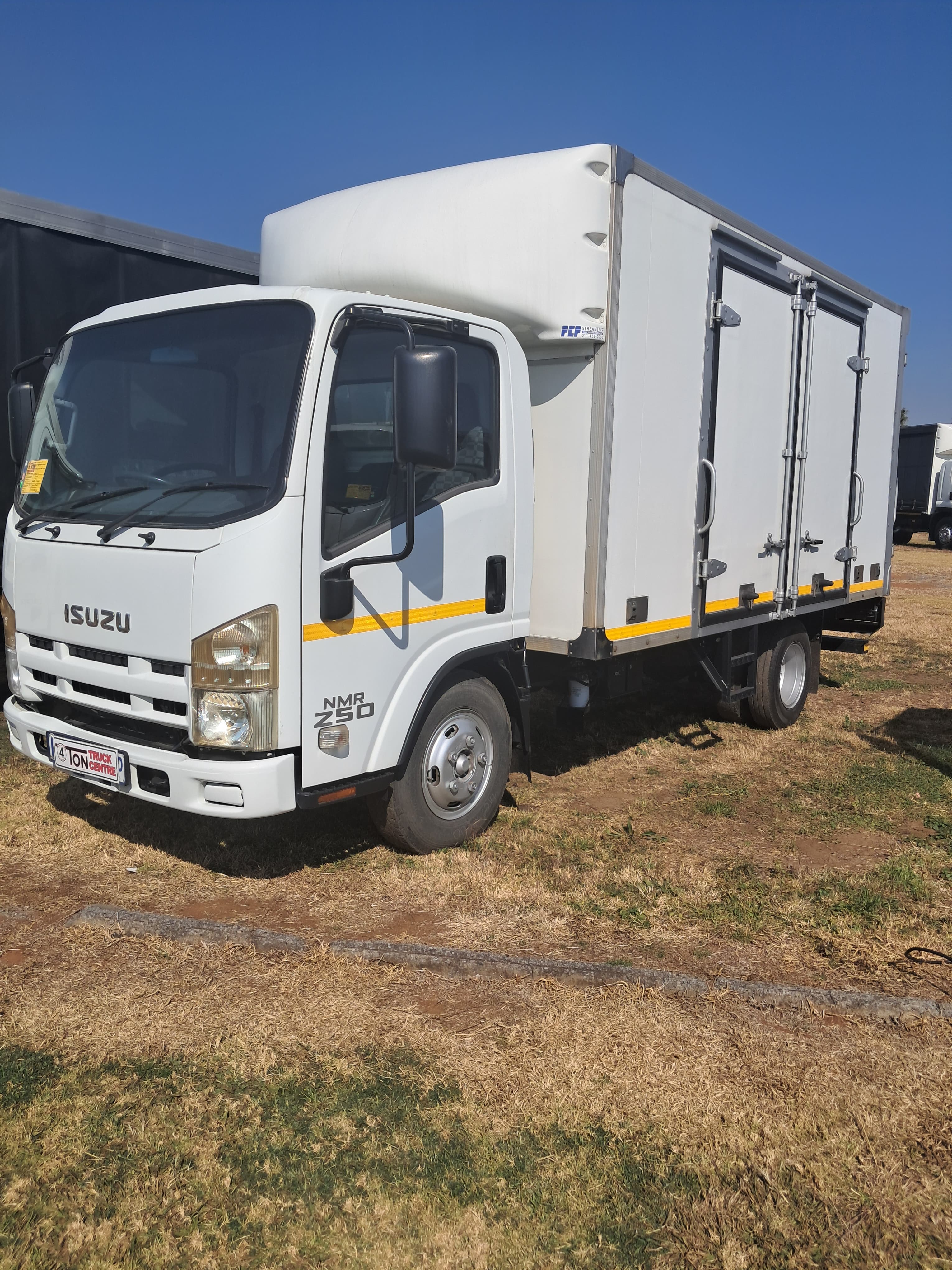 Isuzu NMR 250 — photo 2