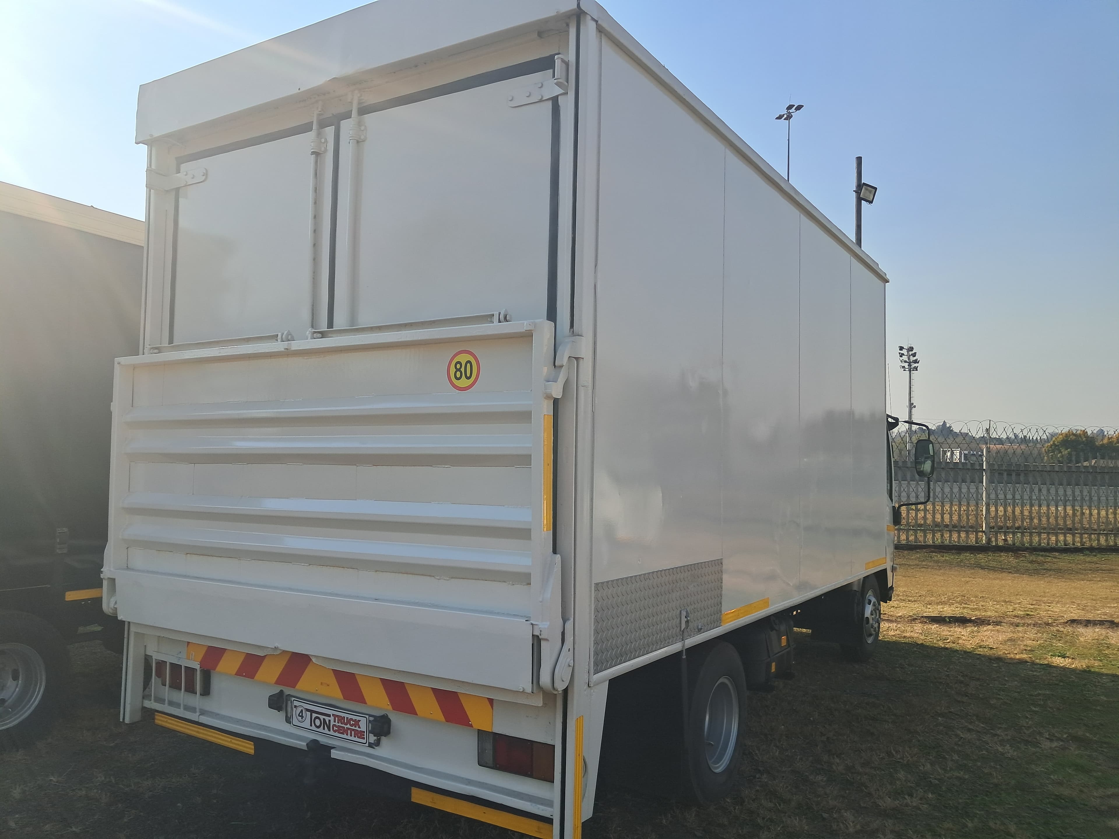 Isuzu NPR 400 AMT — photo 3