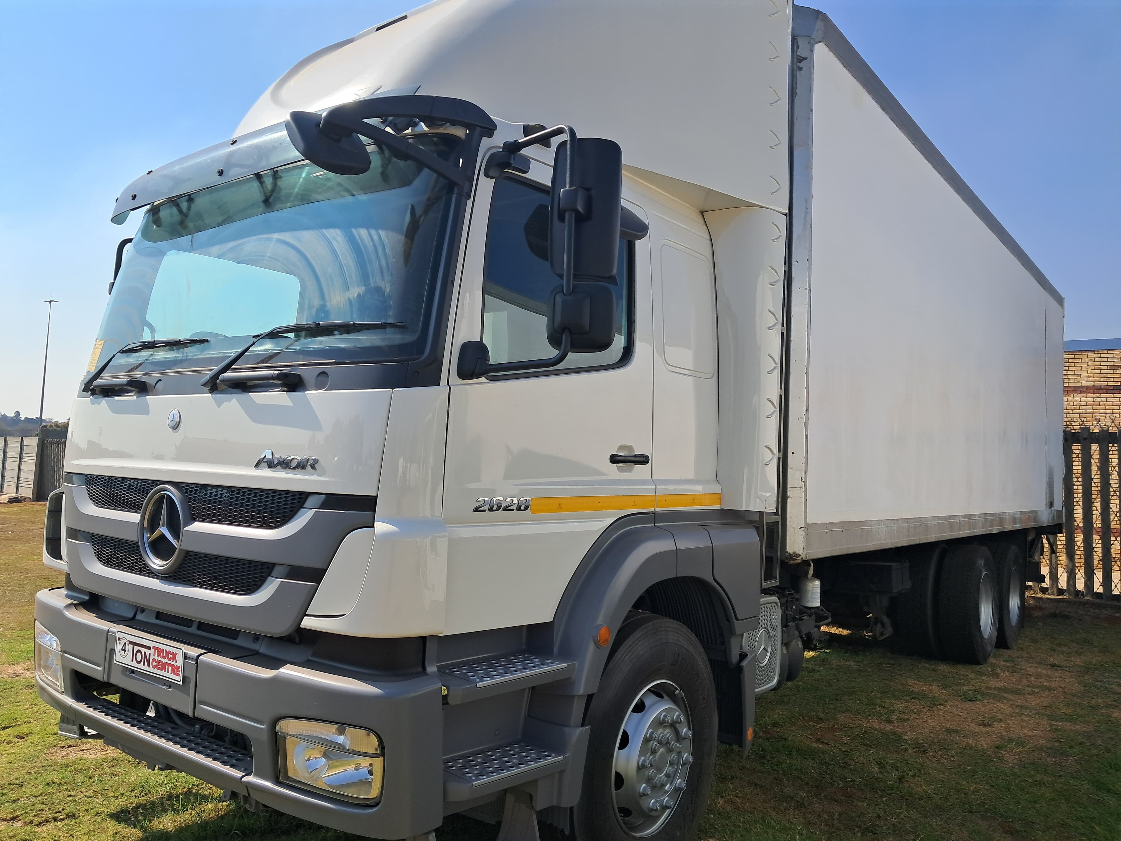 Mercedes-Benz Axor 2628 6x2 Refrigerated — photo 2