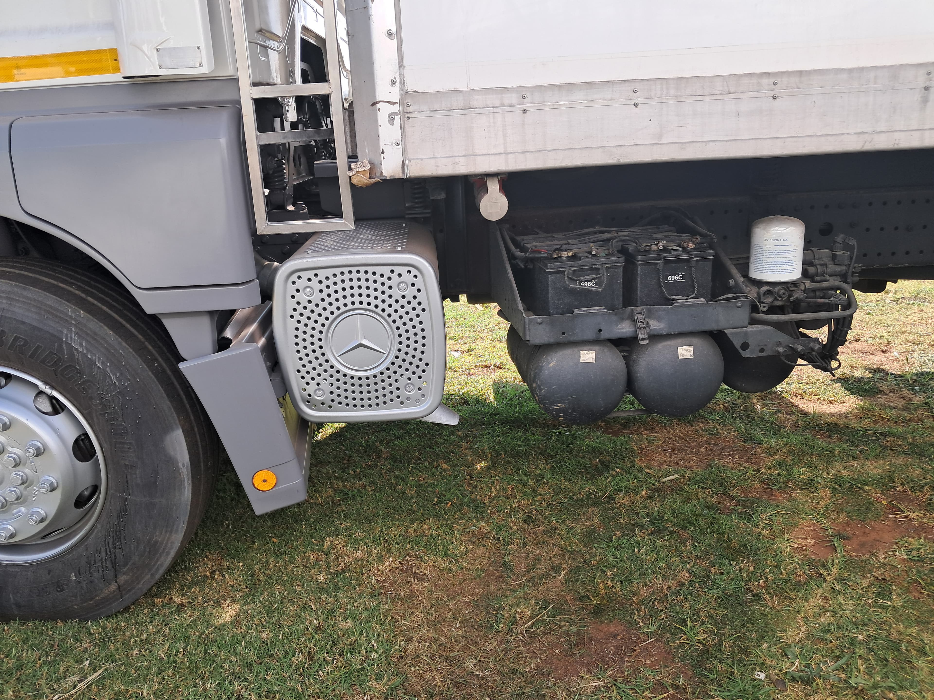 Mercedes-Benz Axor 2628 6x2 Refrigerated — photo 3