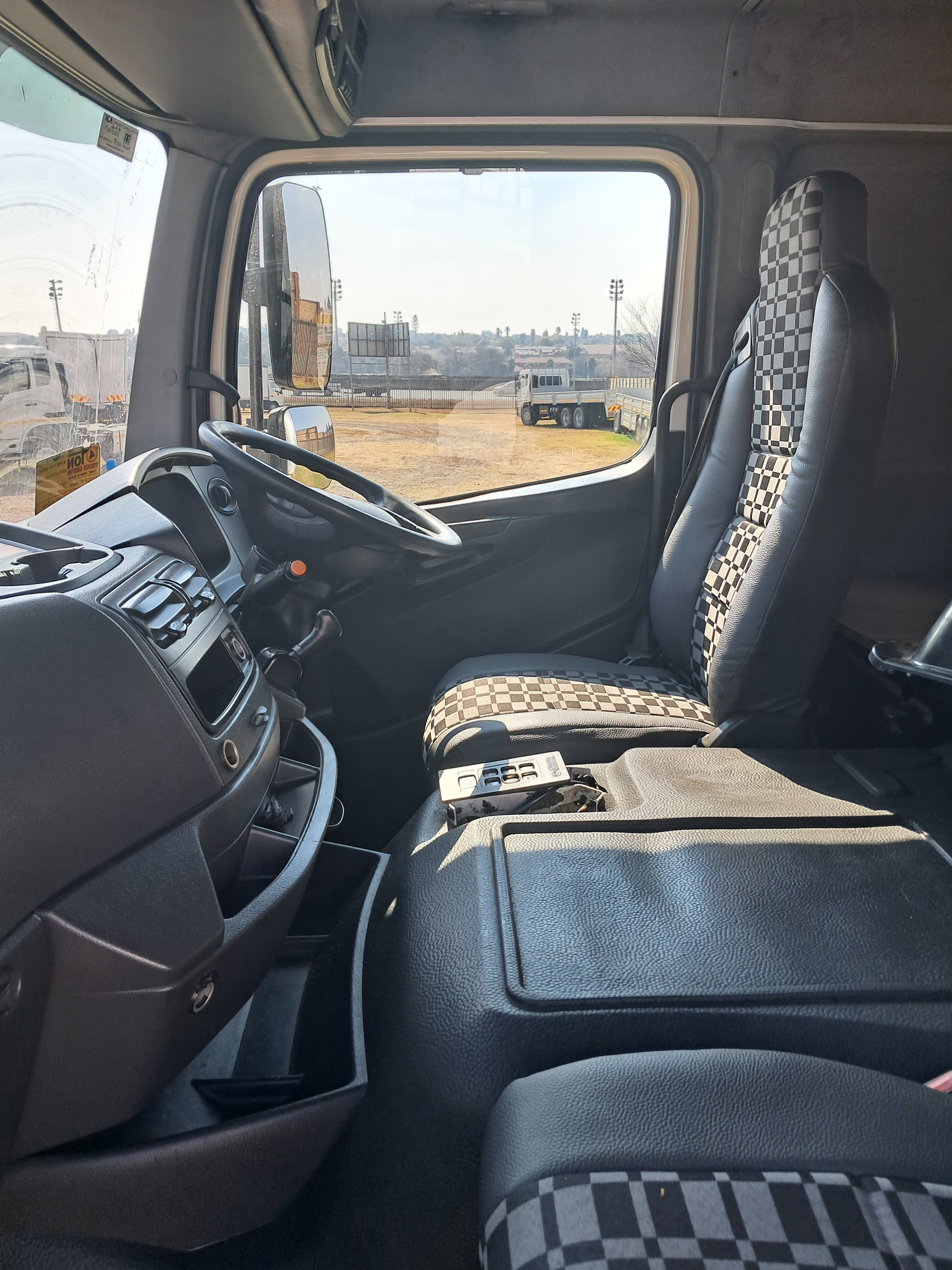 Mercedes-Benz Axor 2628 6x2 Refrigerated — photo 5