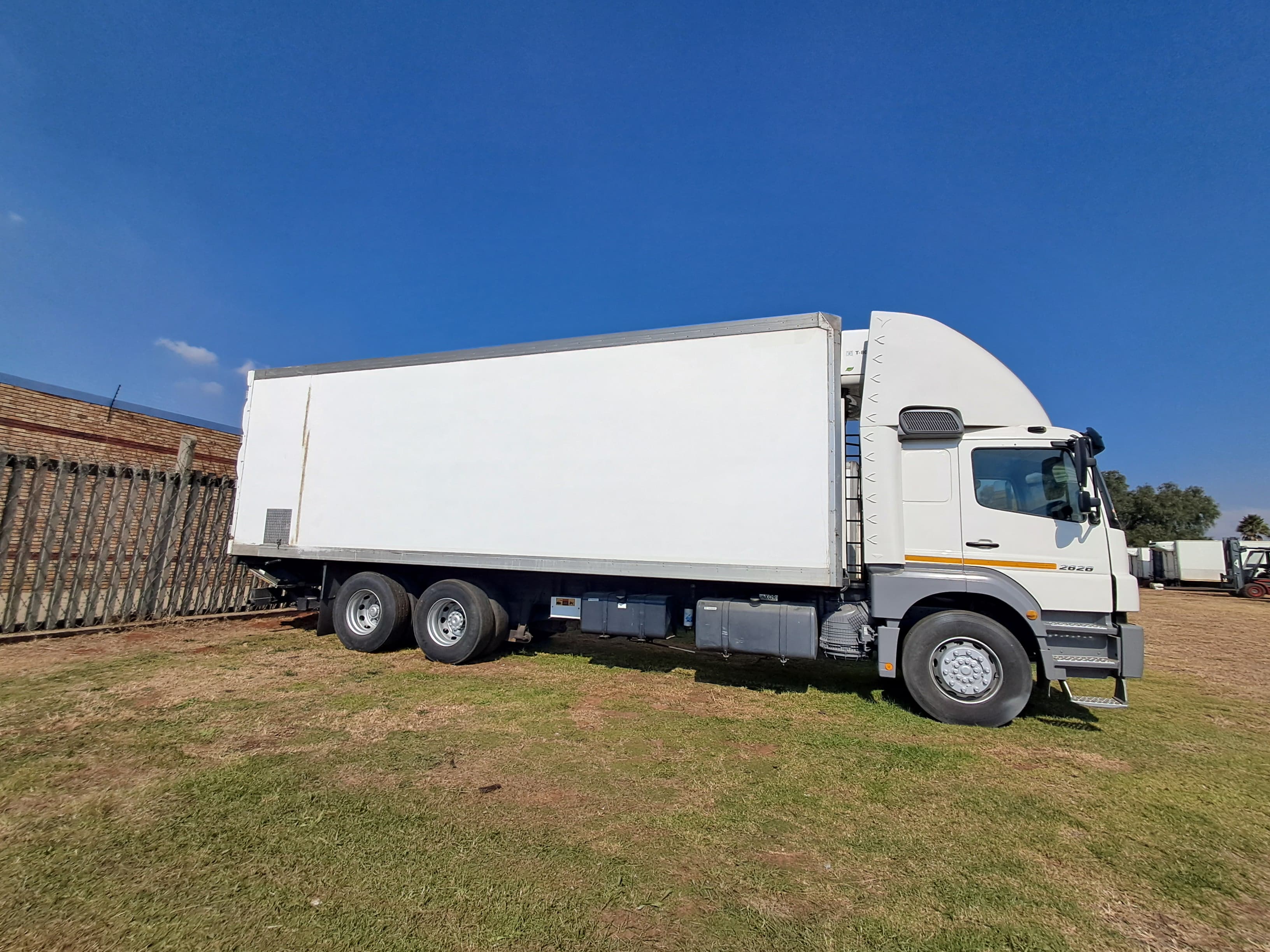 Mercedes-Benz Axor 2628 6x2 Refrigerated — photo 7