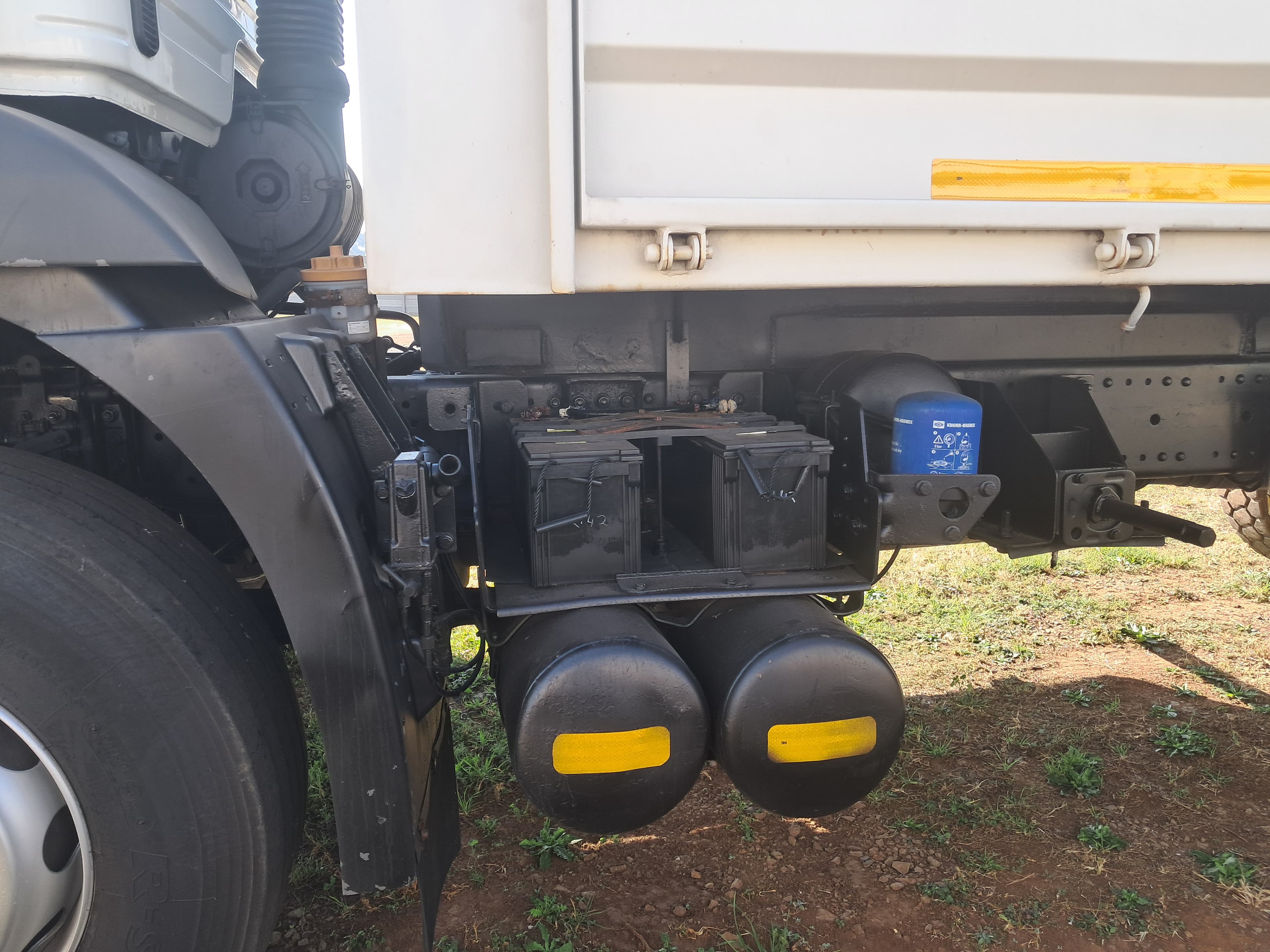 Mitsubishi Fuso FJ26-280C Dropside — photo 3