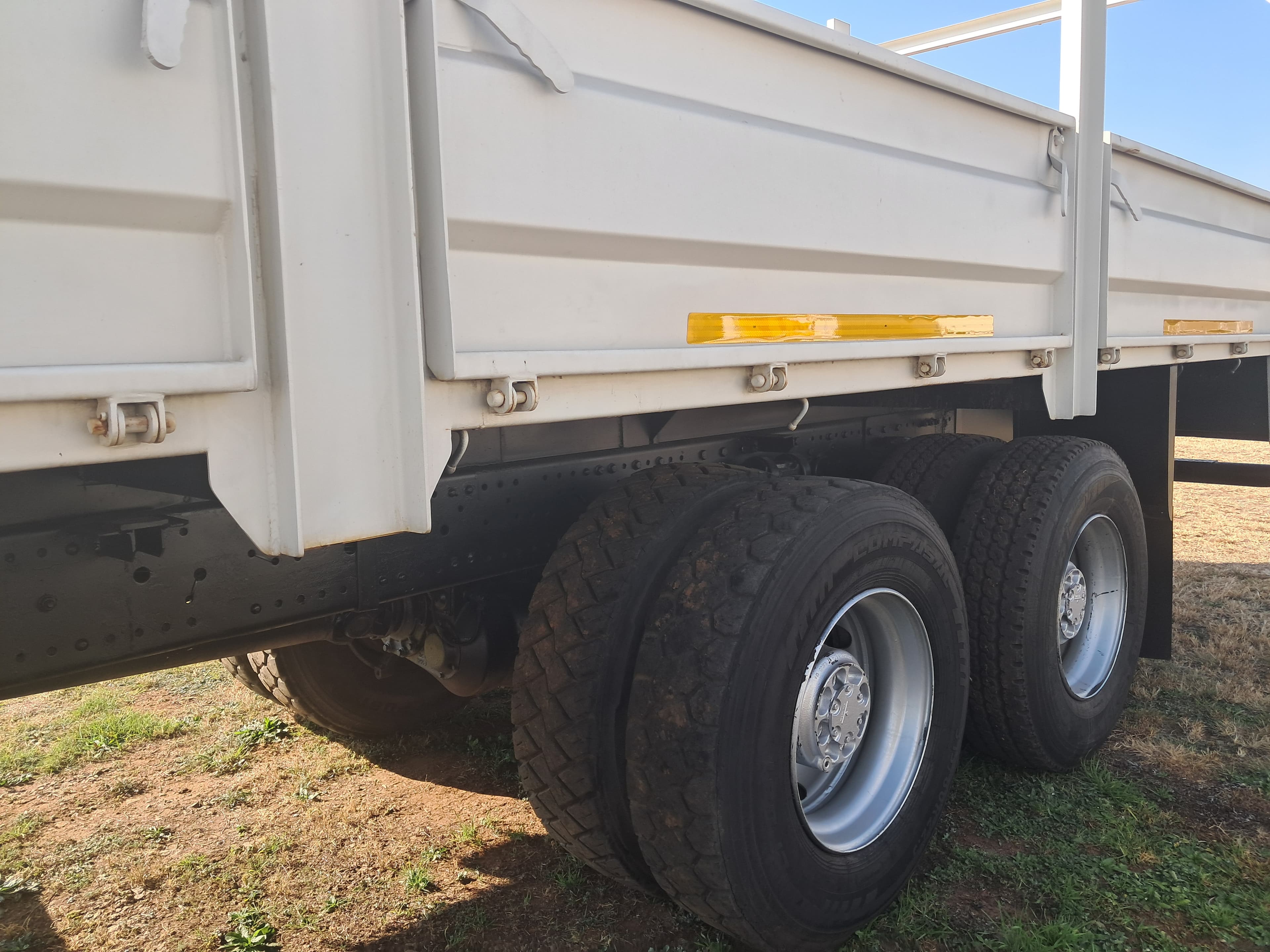 Mitsubishi Fuso FJ26-280C Dropside — photo 4