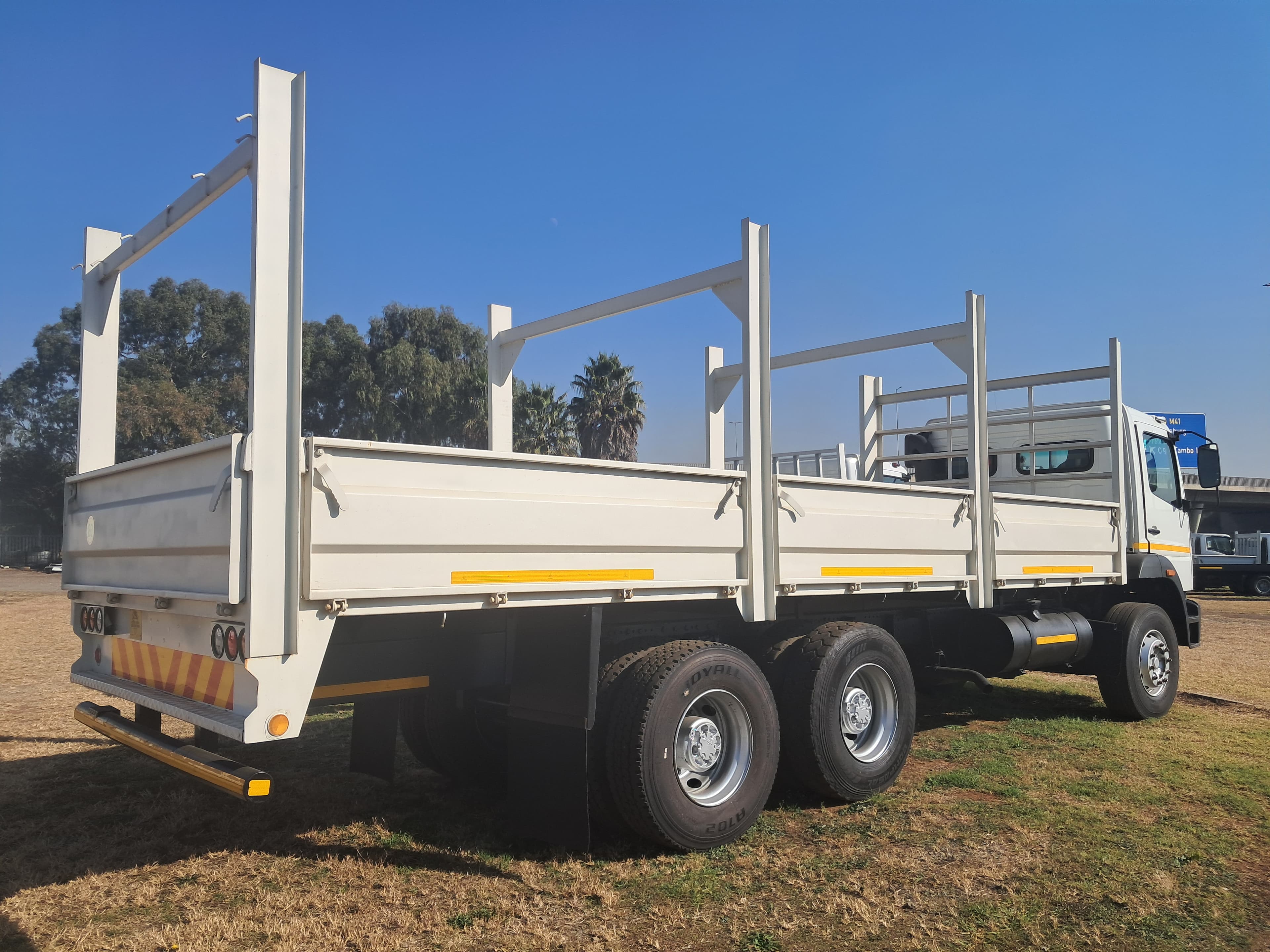 Mitsubishi Fuso FJ26-280C Dropside — photo 6