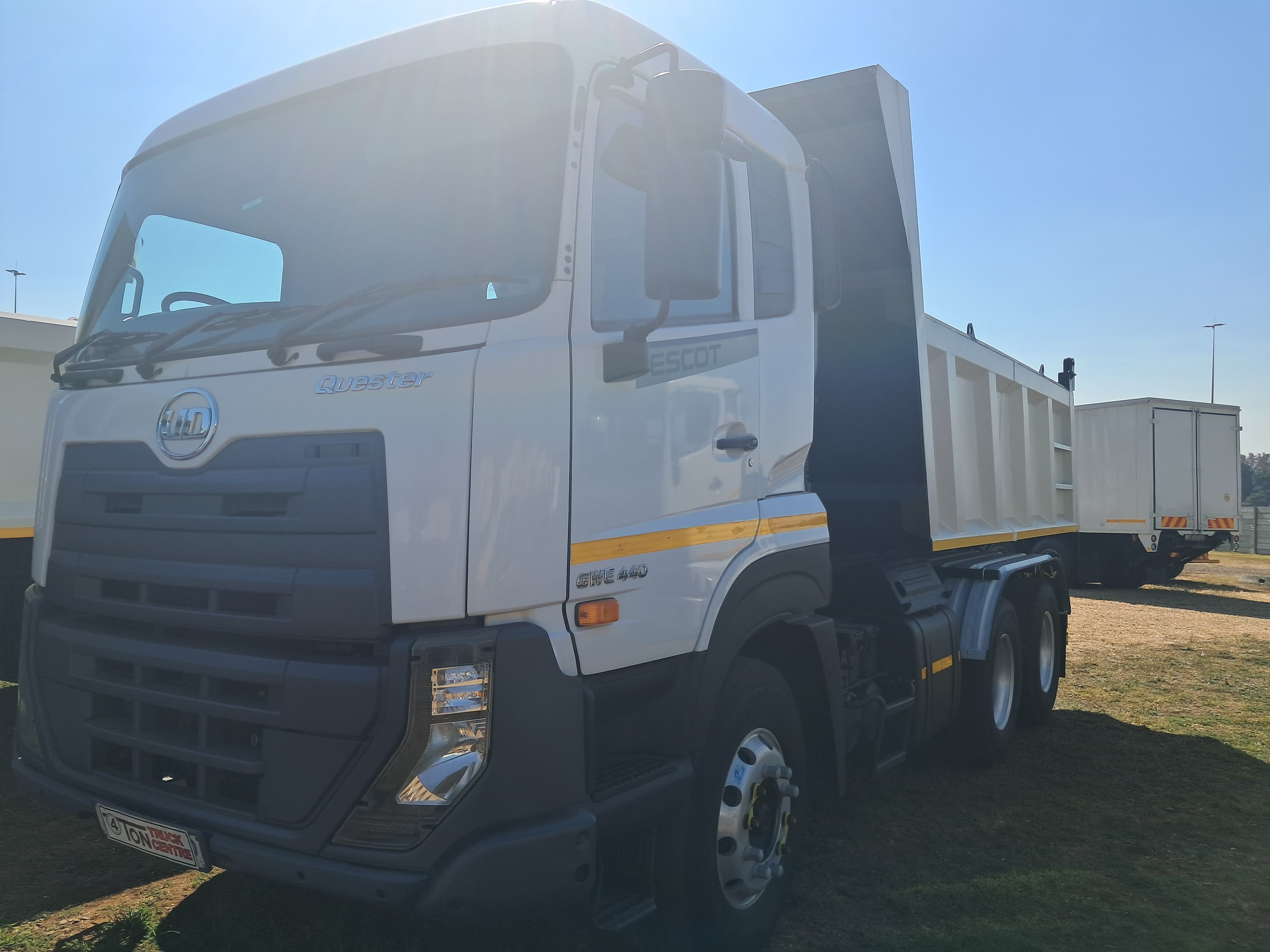 UD Trucks Quester GWE440 Escot Tipper — photo 2