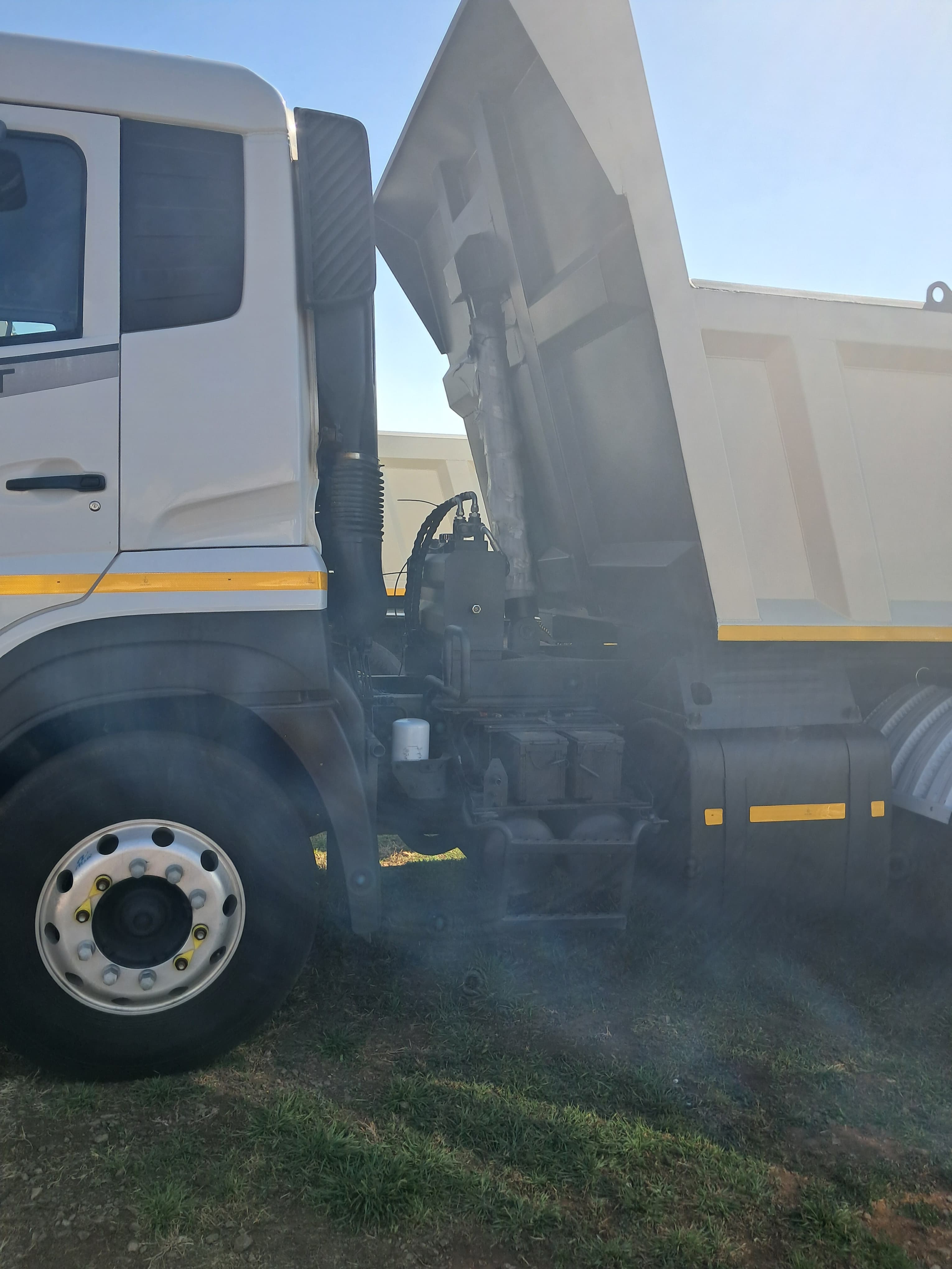 UD Trucks Quester GWE440 Escot Tipper — photo 3