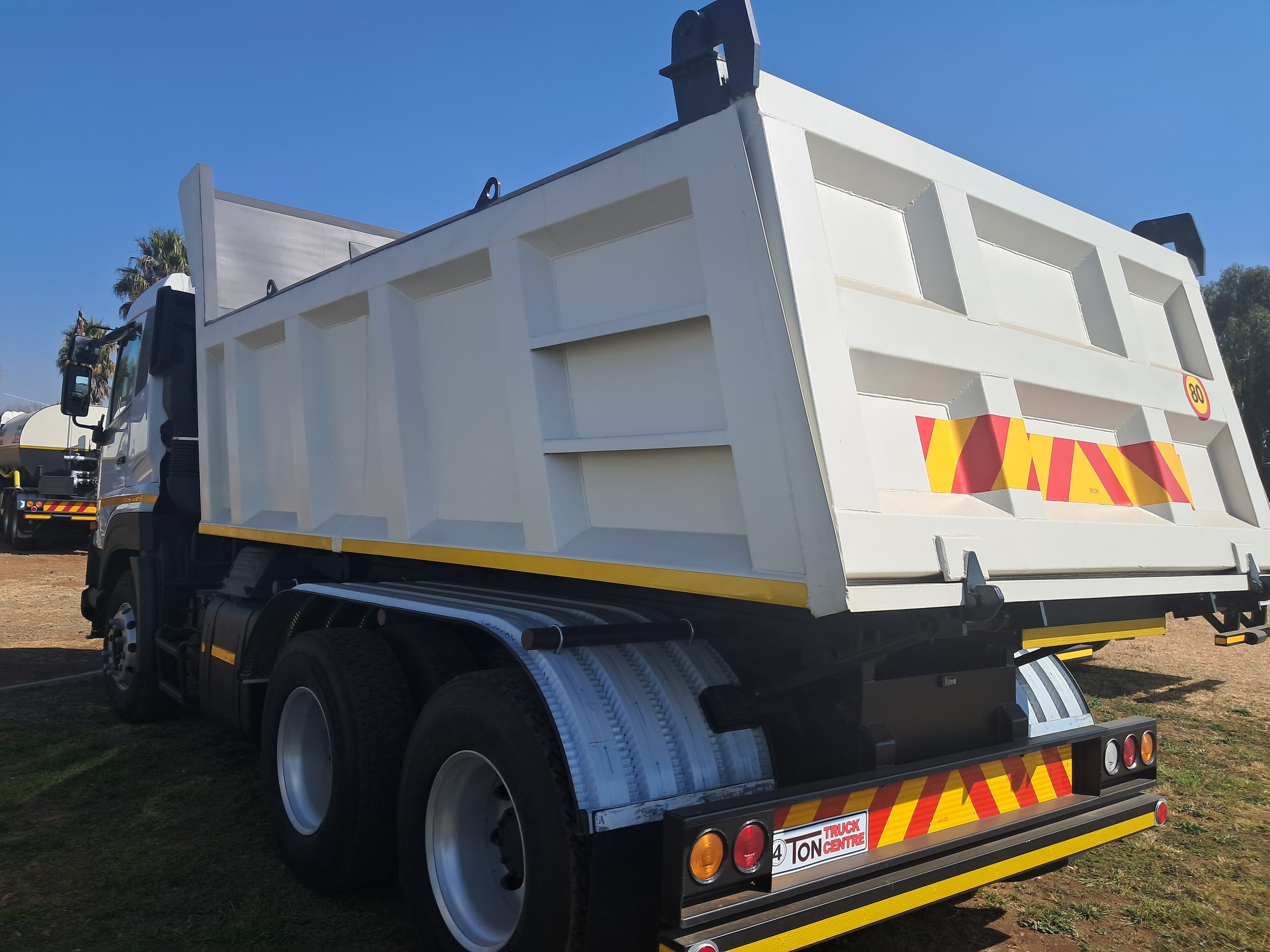 UD Trucks Quester GWE440 Escot Tipper — photo 5