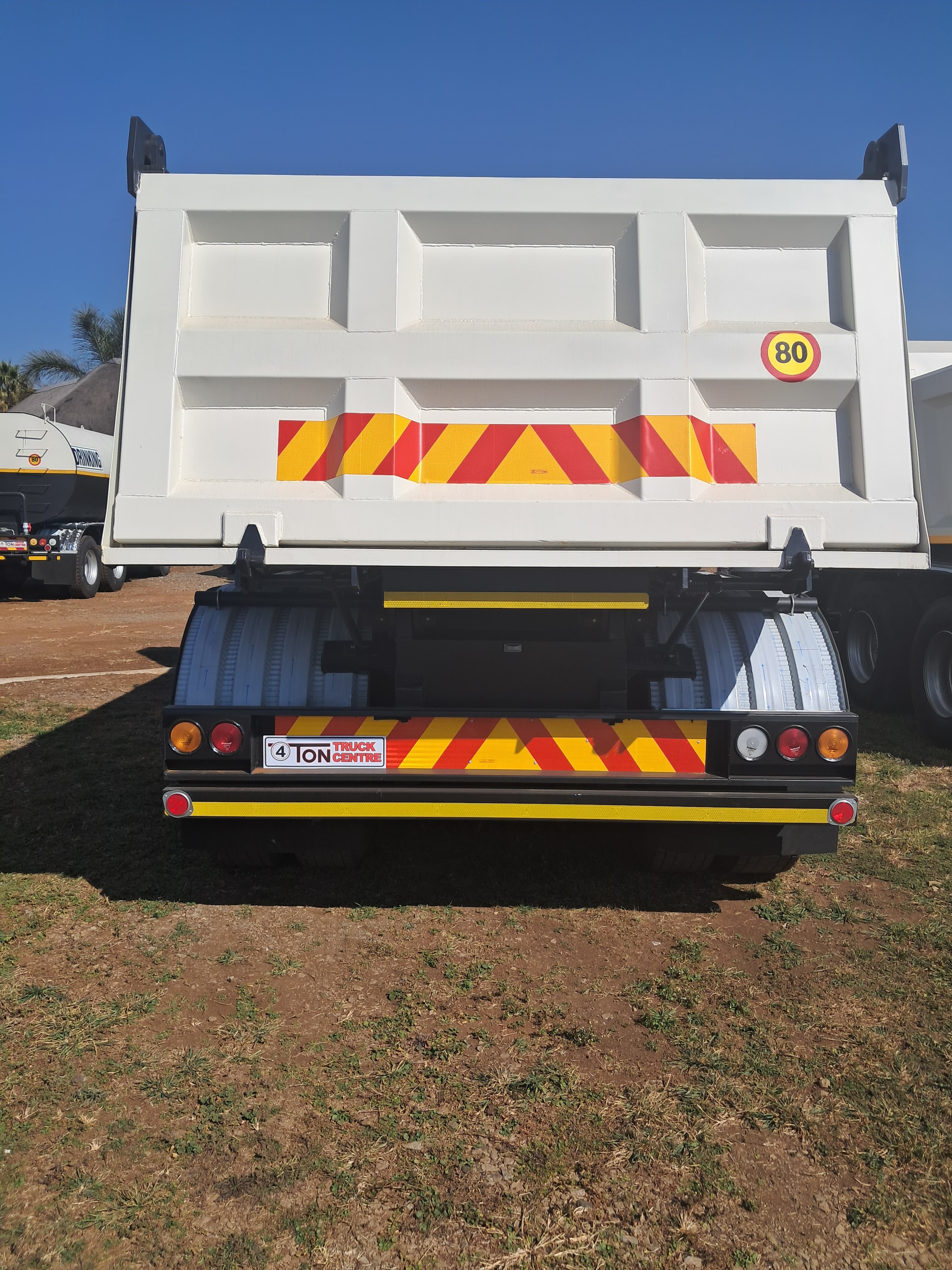 UD Trucks Quester GWE440 Escot Tipper — photo 6
