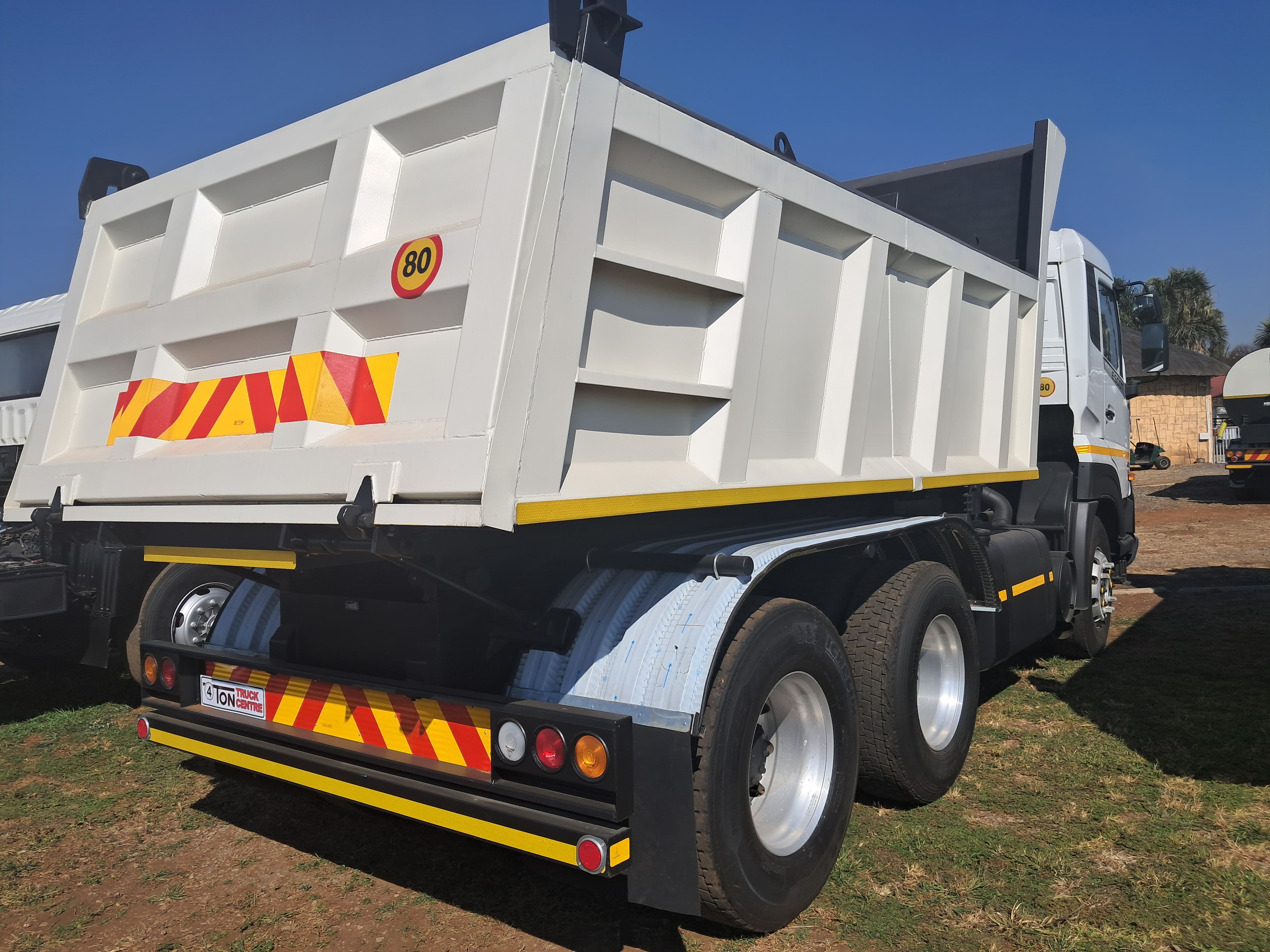 UD Trucks Quester GWE440 Escot Tipper — photo 7