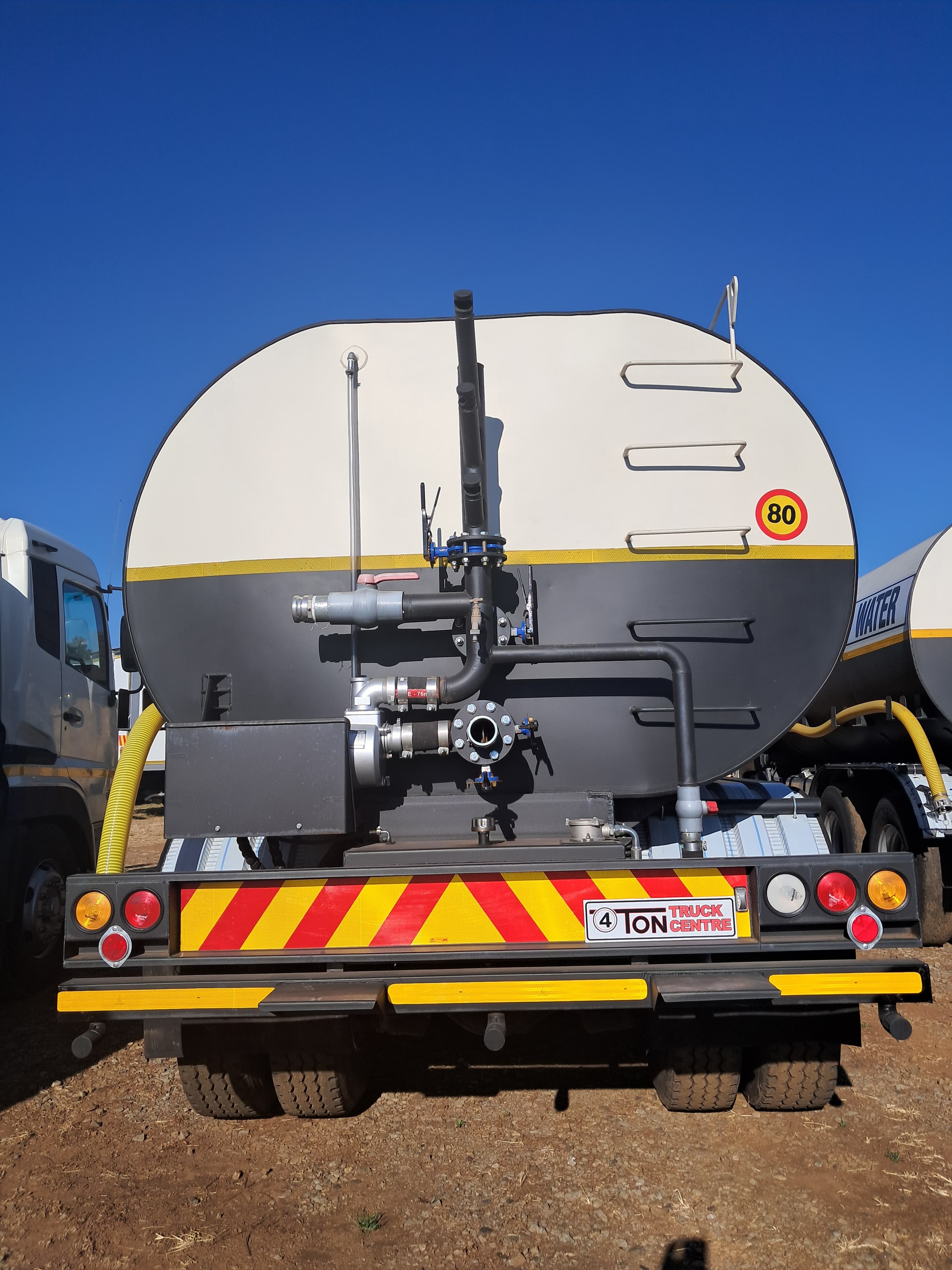 UD Trucks Quon GW26-450 6x4 Water Bowser — photo 3