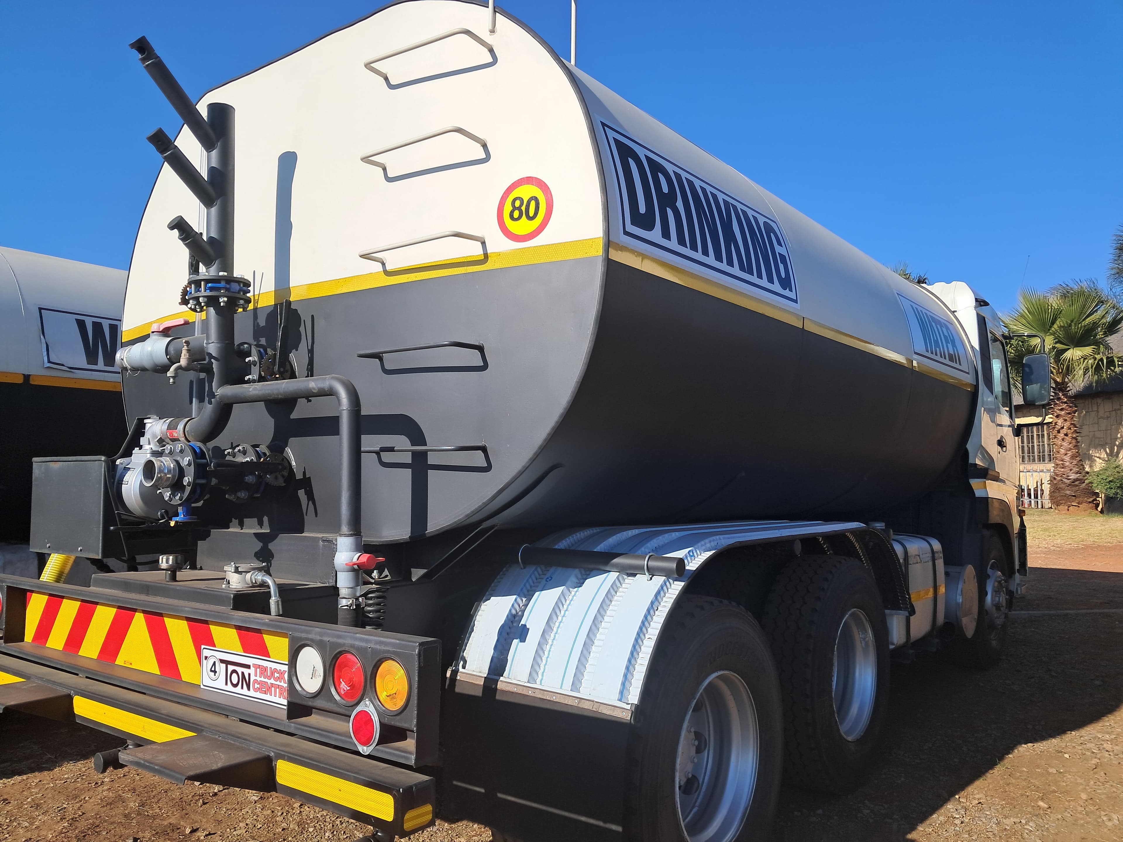 UD Trucks Quon GW26-450 6x4 Water Bowser — photo 4