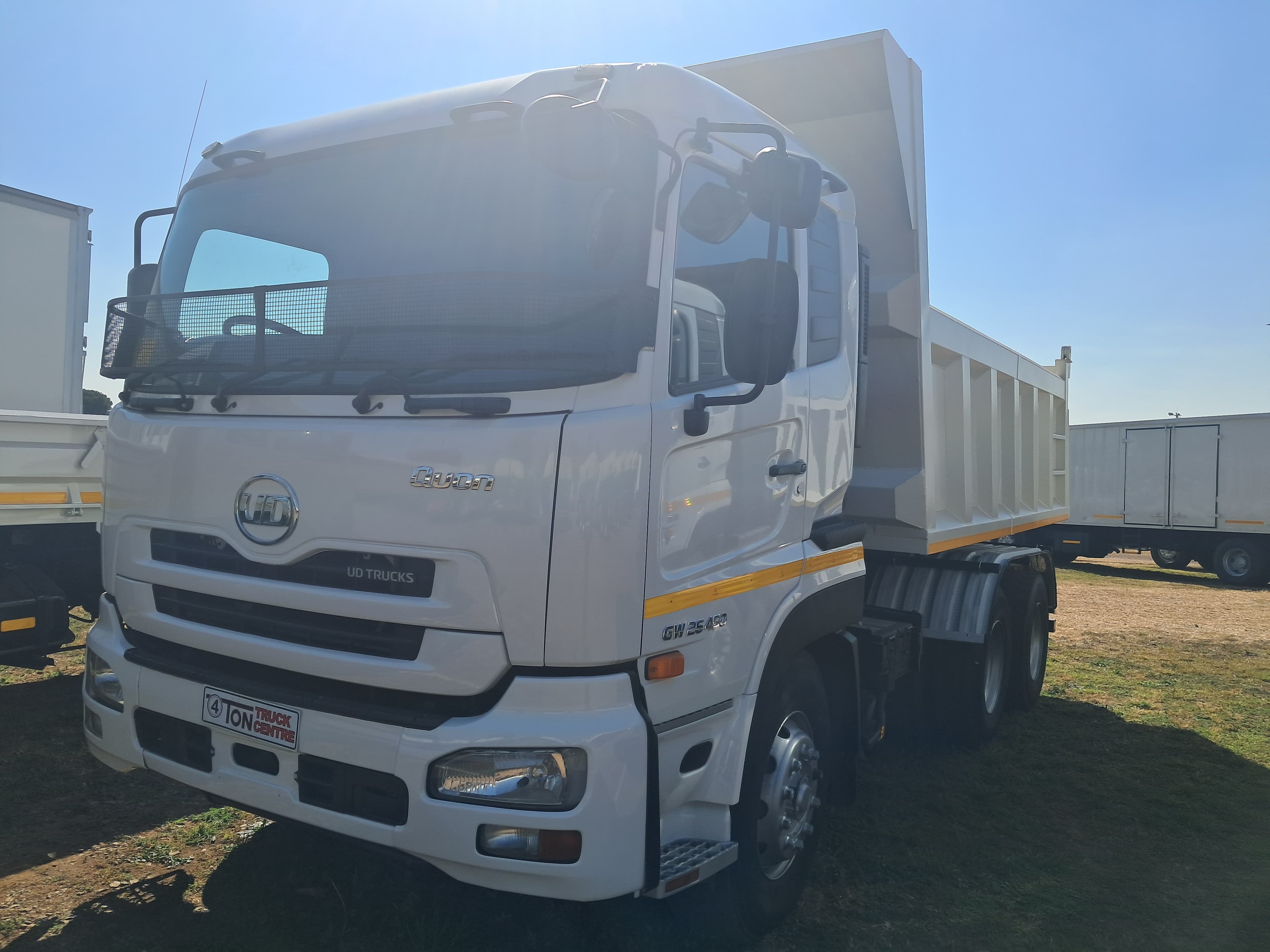 UD Trucks Quon GW26-450 Tipper — photo 2