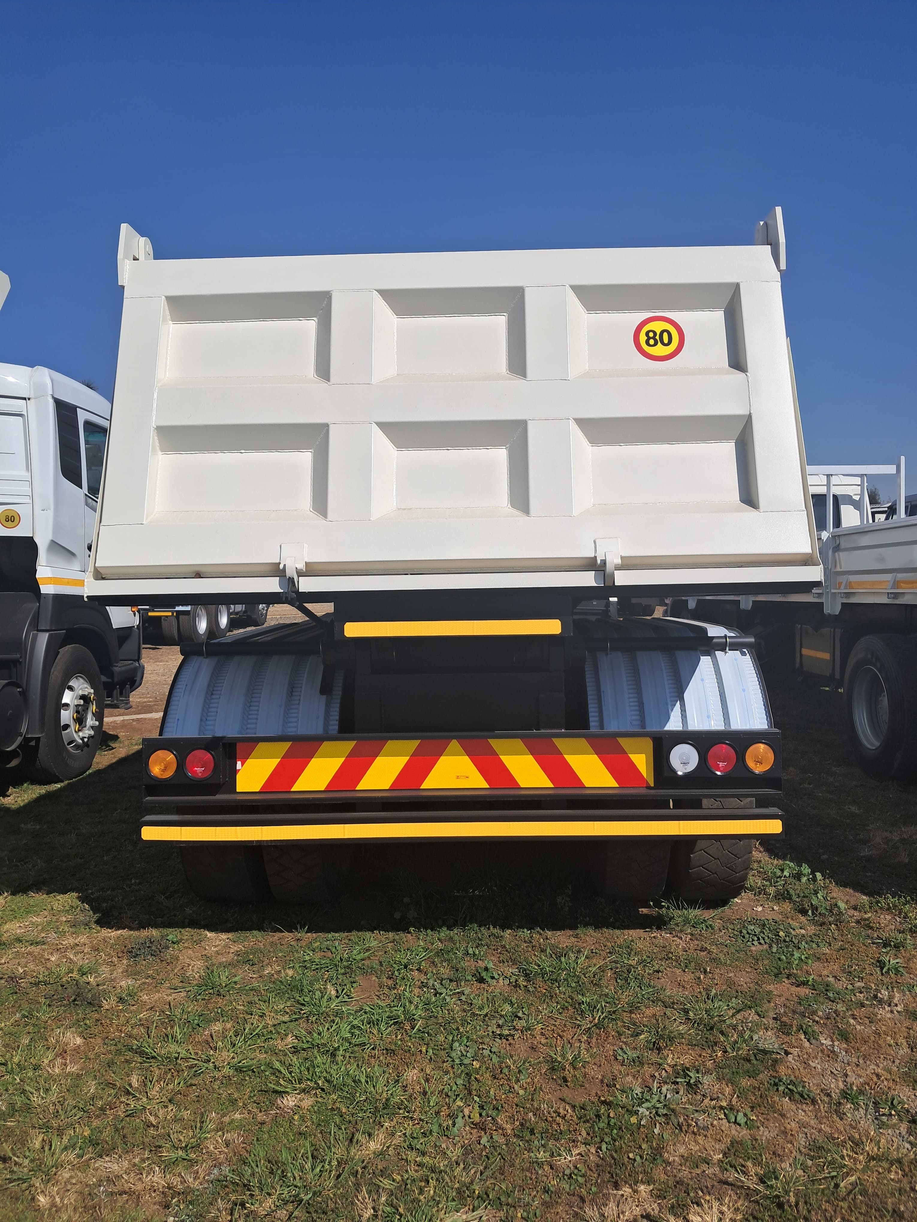 UD Trucks Quon GW26-450 Tipper — photo 7