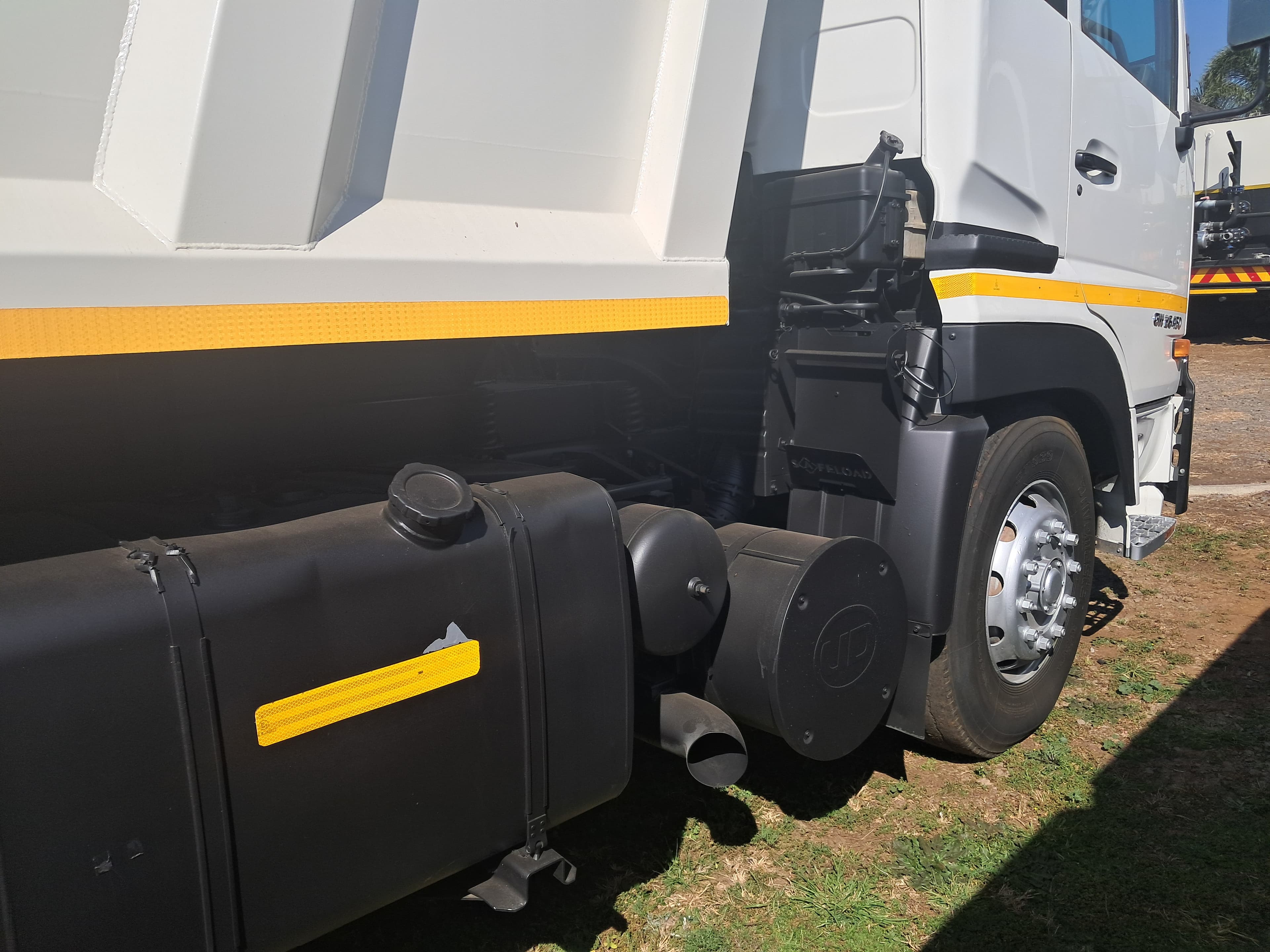 UD Trucks Quon GW26-450 Tipper — photo 8