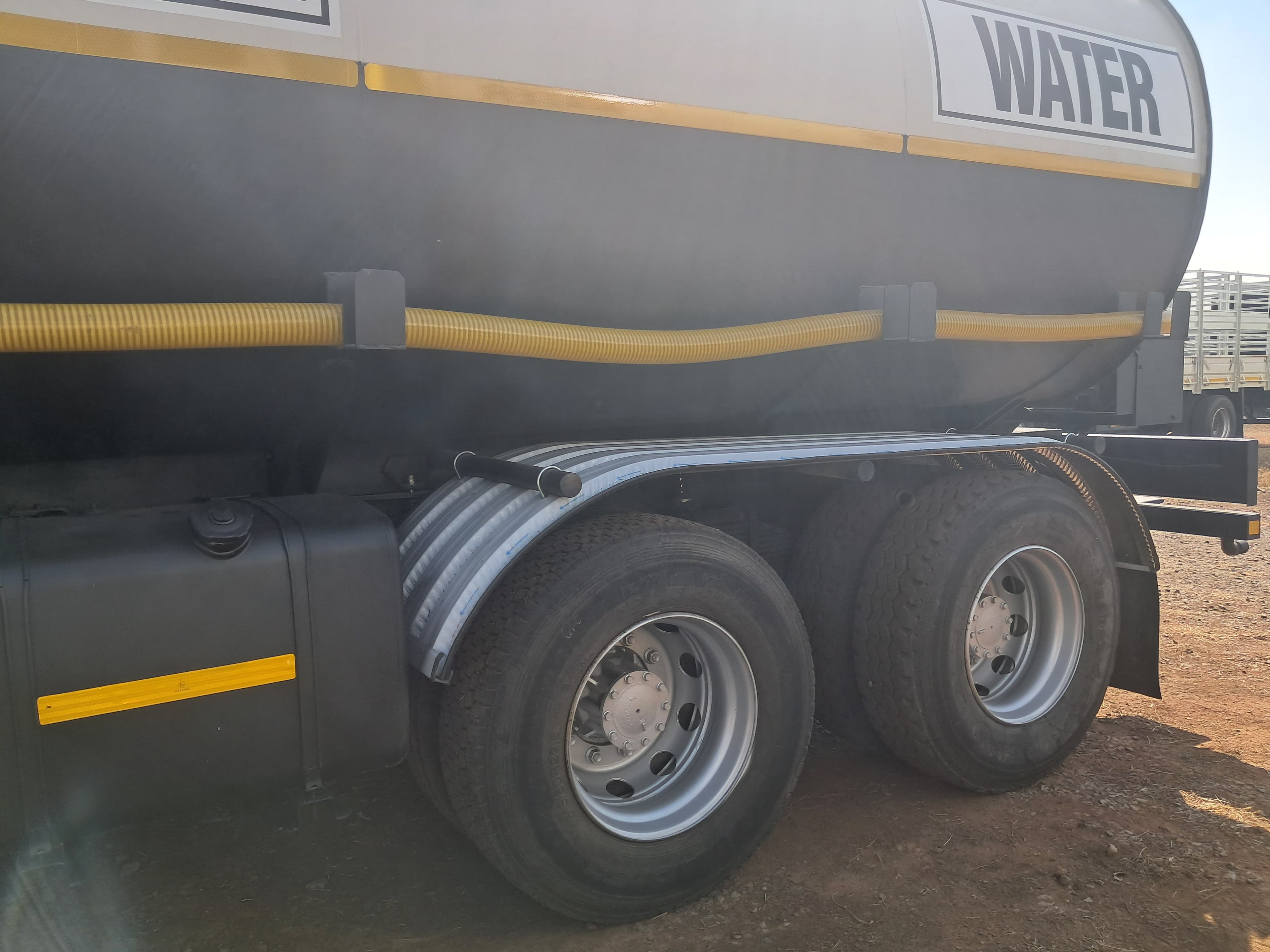 UD Trucks Quon GW26-450 Water Bowser — photo 4