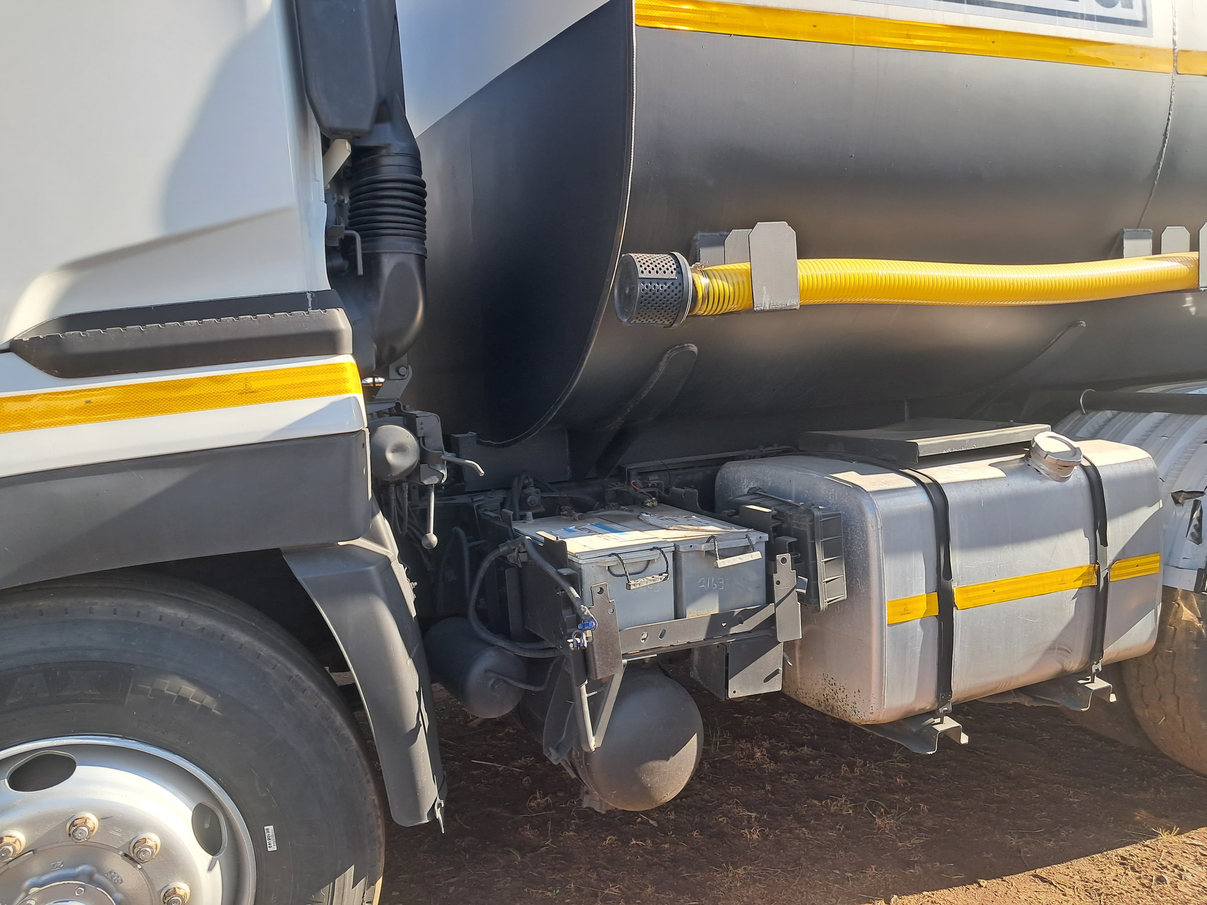 UD Trucks Quon GW26-450 Water Bowser — photo 3