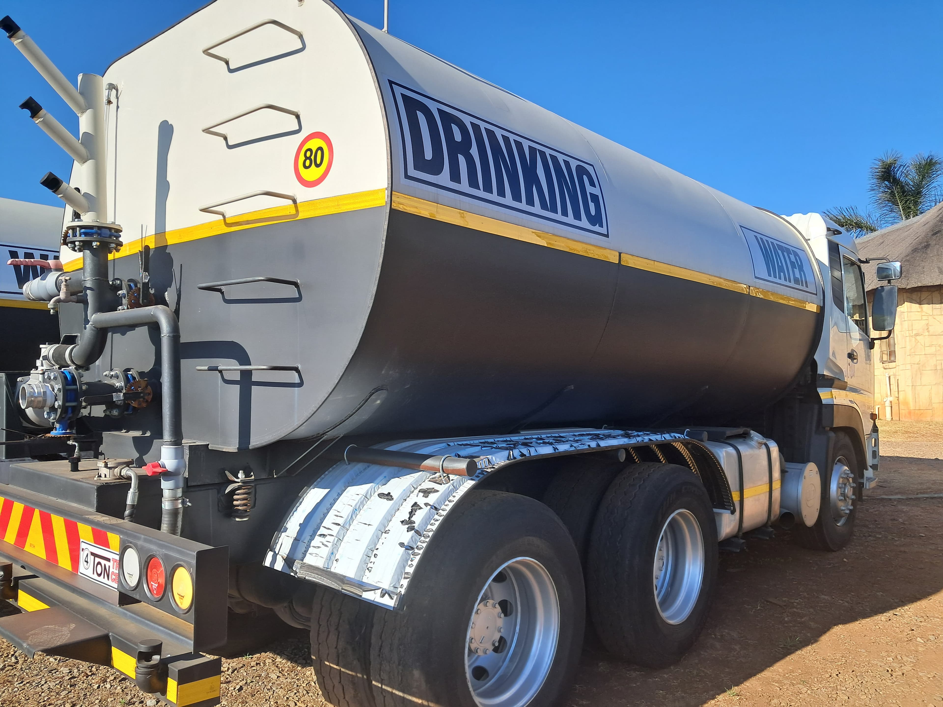 UD Trucks Quon GW26-450 Water Bowser — photo 6
