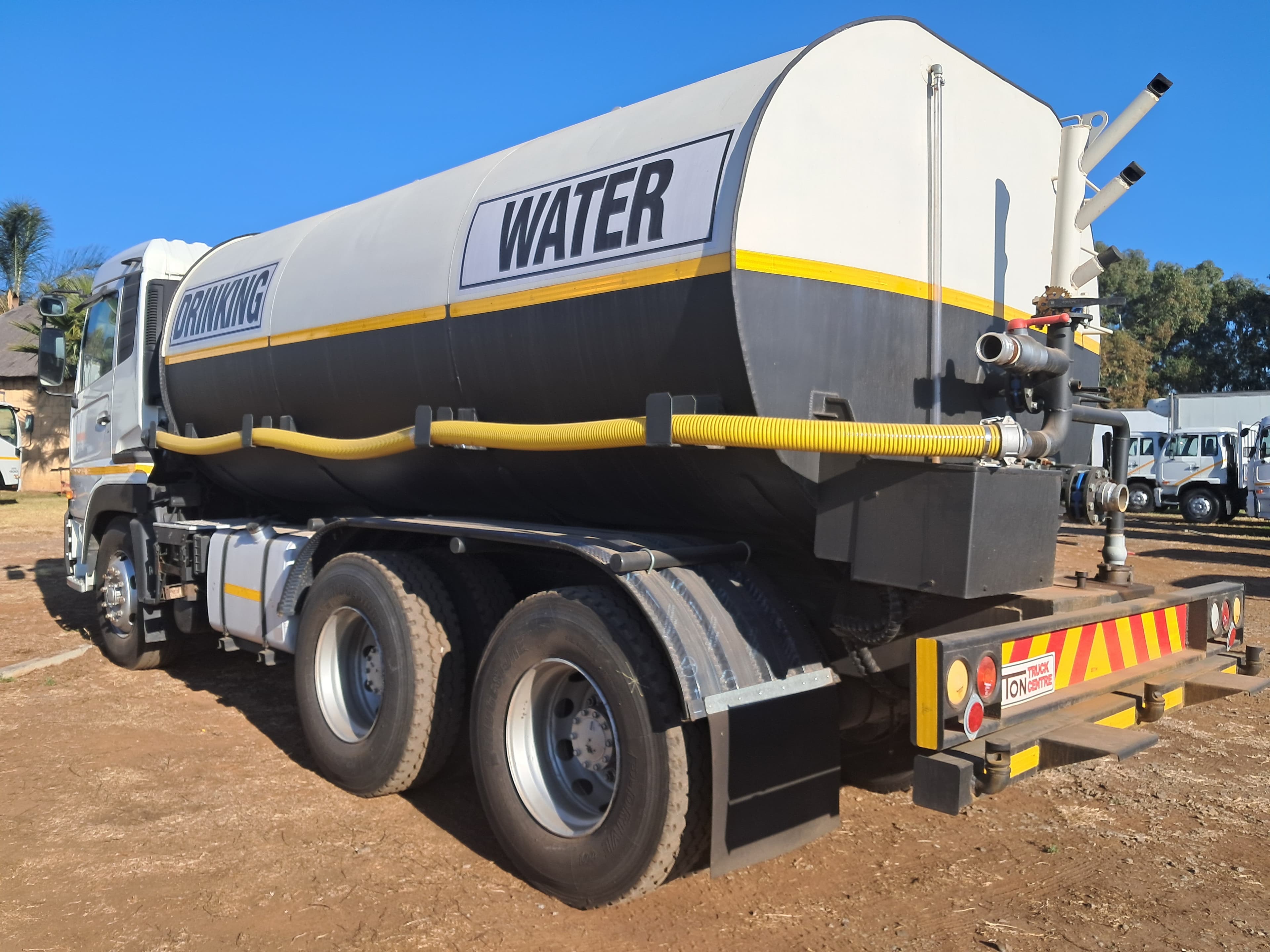 UD Trucks Quon GW26-450 Water Bowser — photo 3