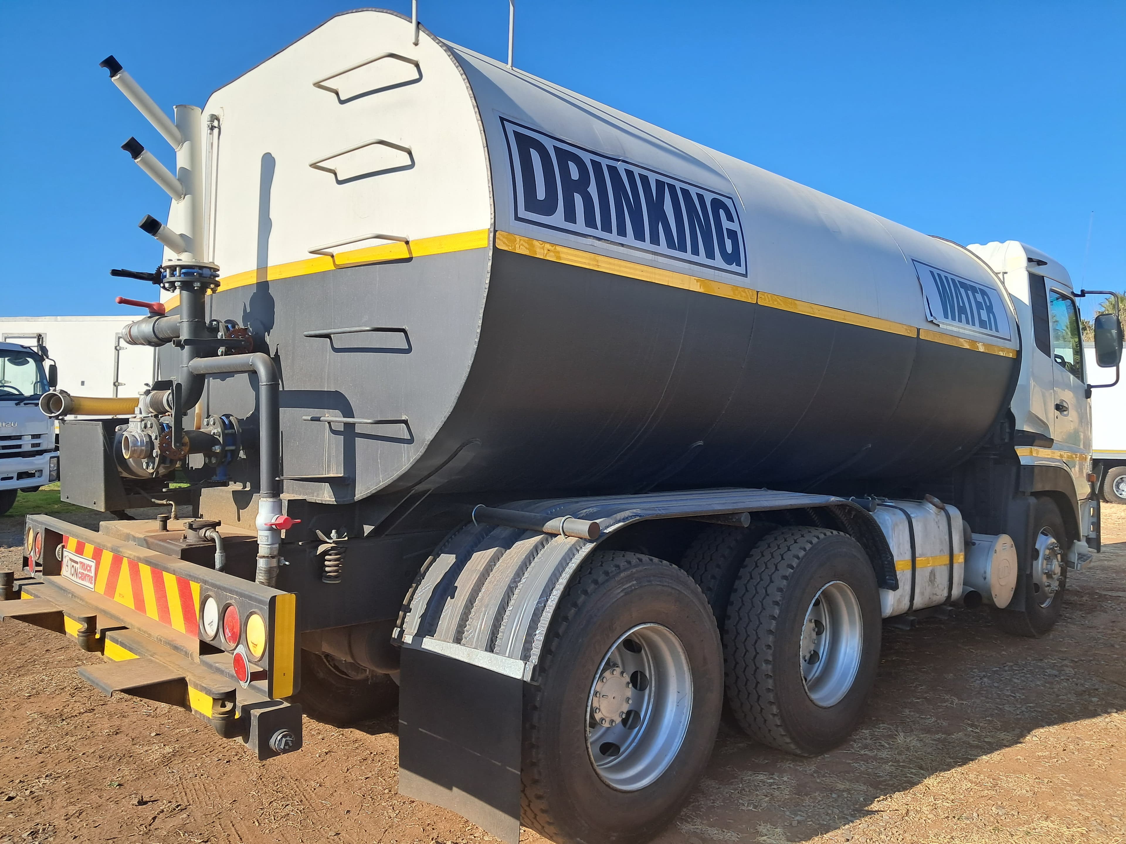 UD Trucks Quon GW26-450 Water Bowser — photo 5