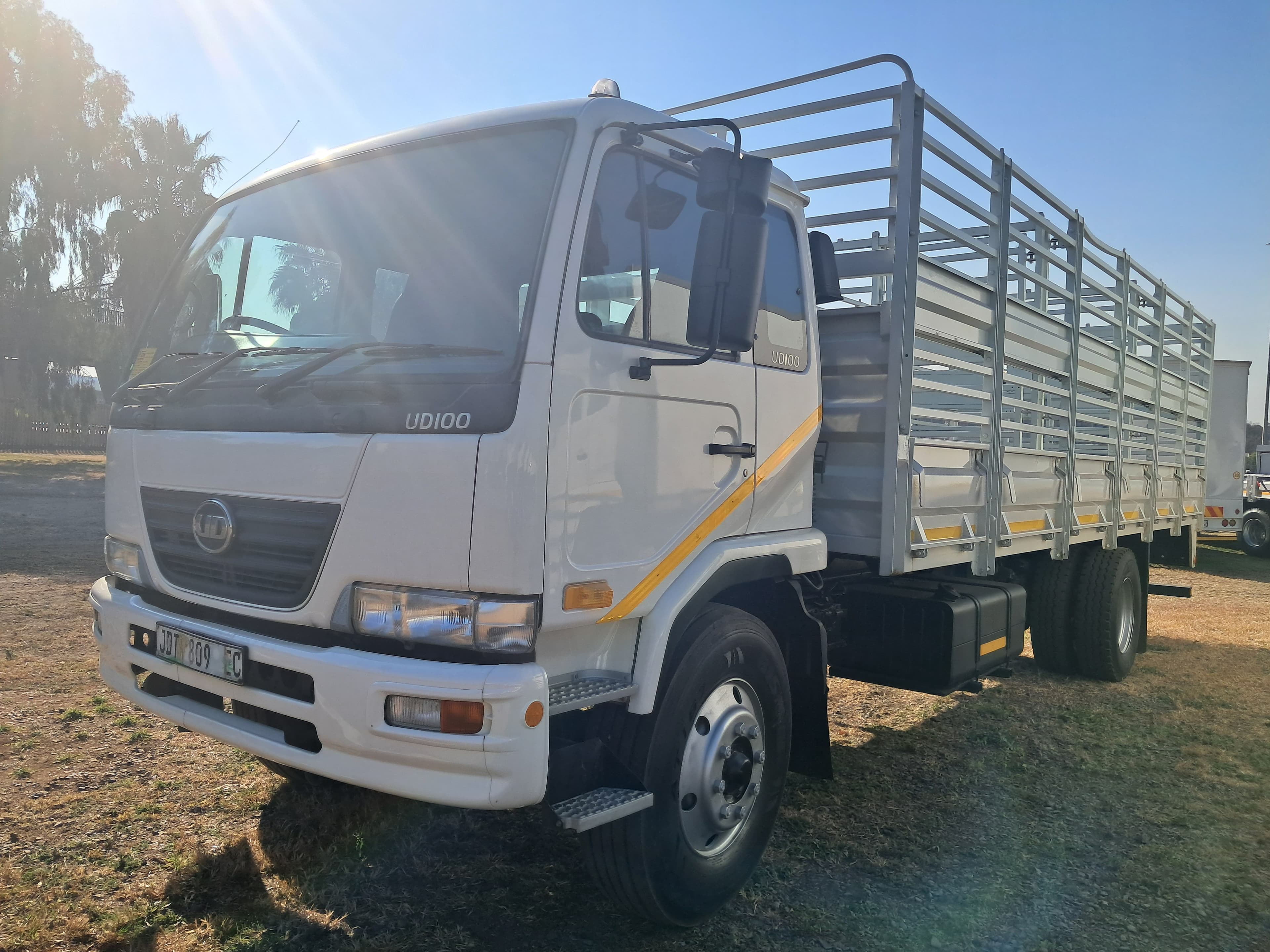 UD Trucks UD 100 Dropside — photo 2