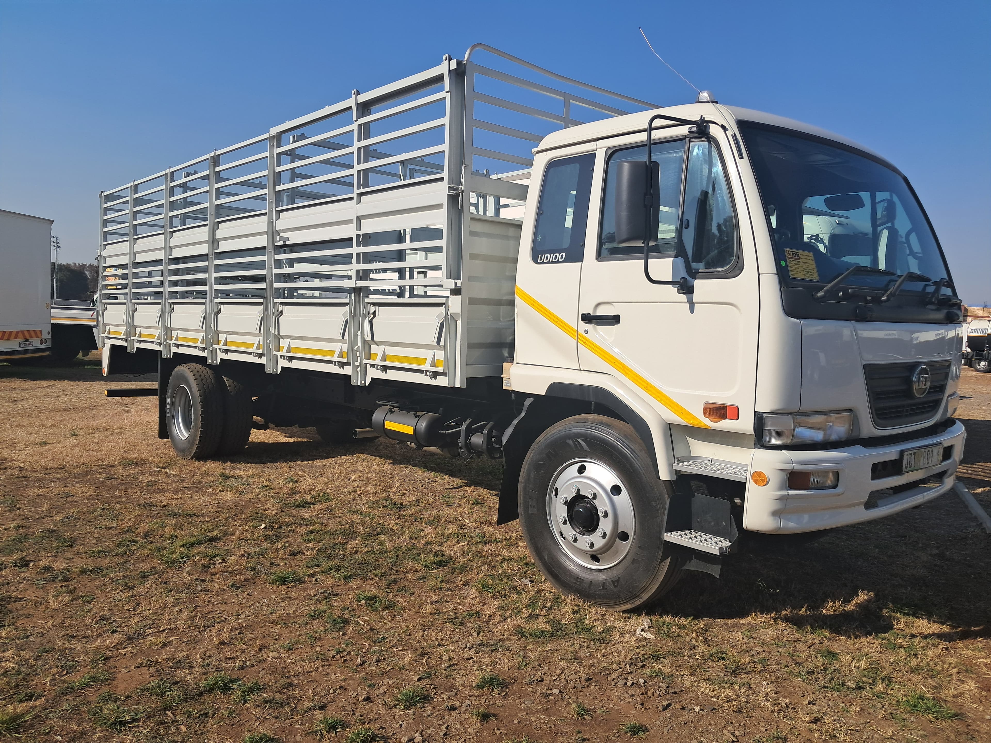 UD Trucks UD 100 Dropside — photo 3